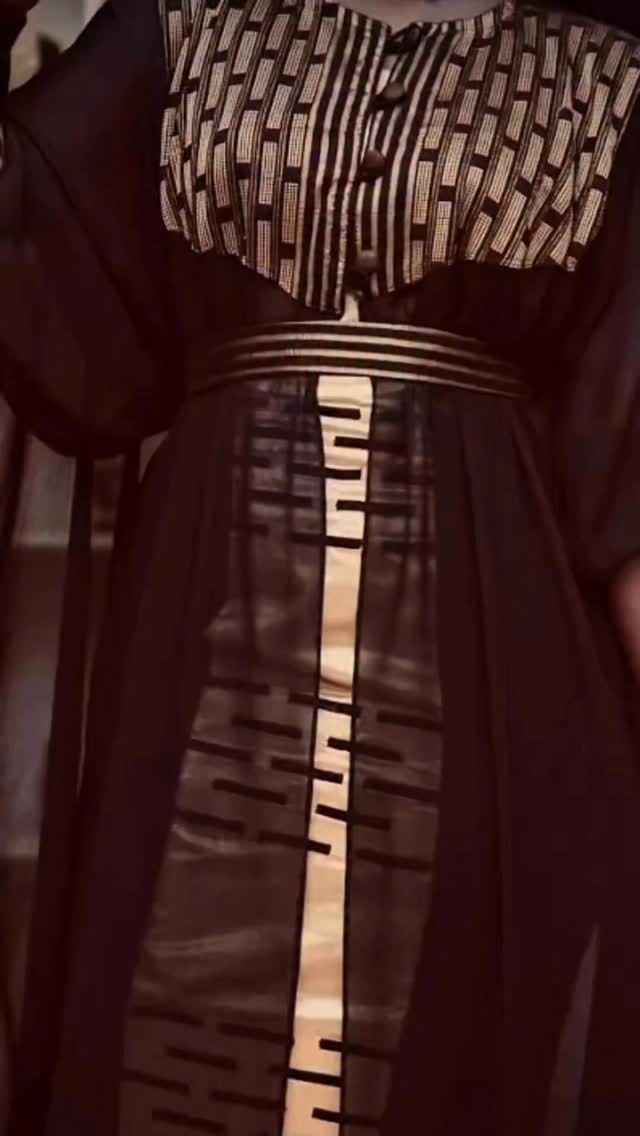 Robe noire transparente — plastron tissé et ceinture ton sur ton
