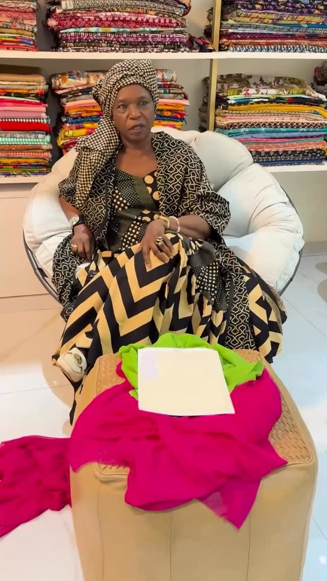 Diadia au salon d'essayage — une commande en préparation.