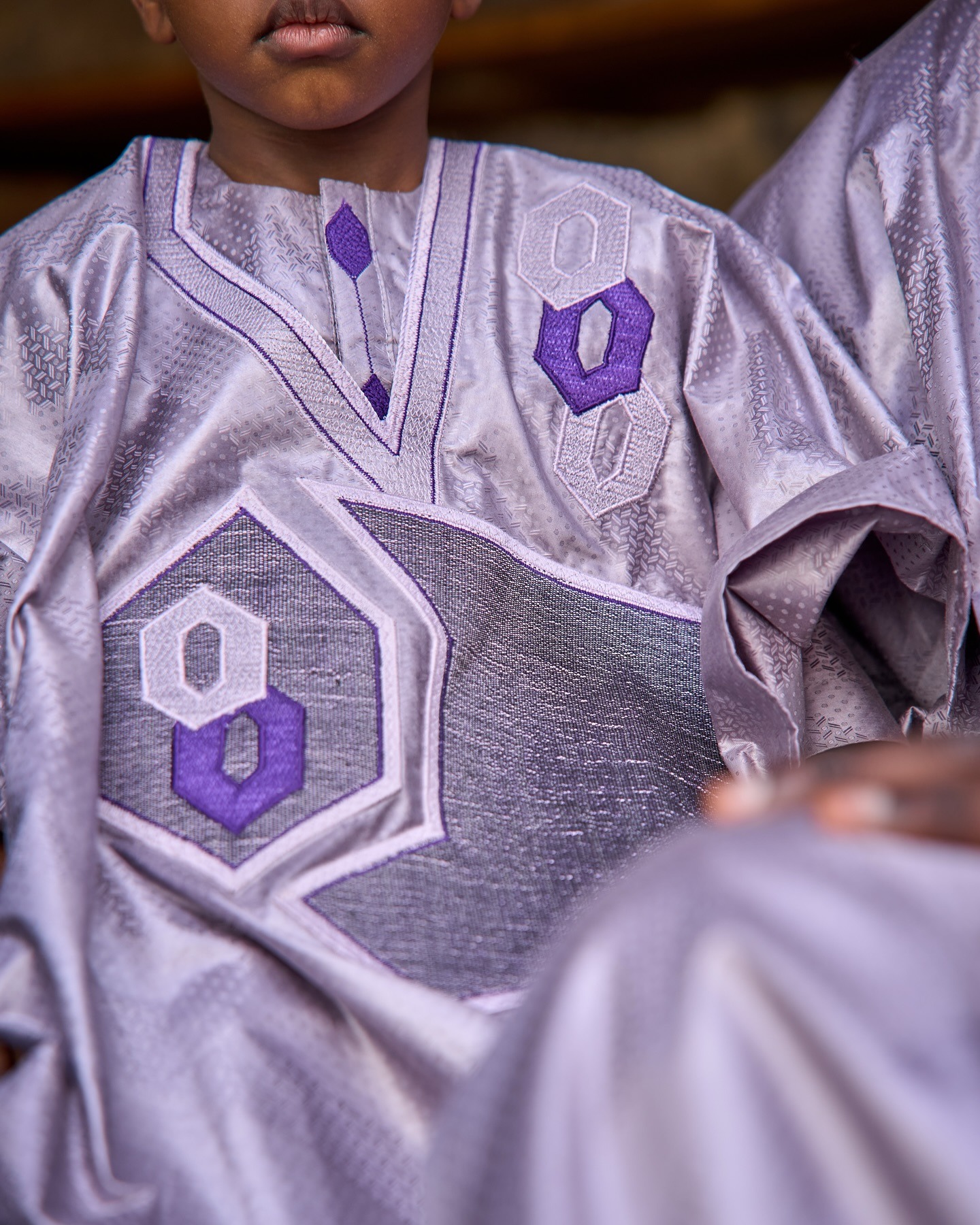 Boubou enfant lavande — motifs hexagones brodés violet et blanc