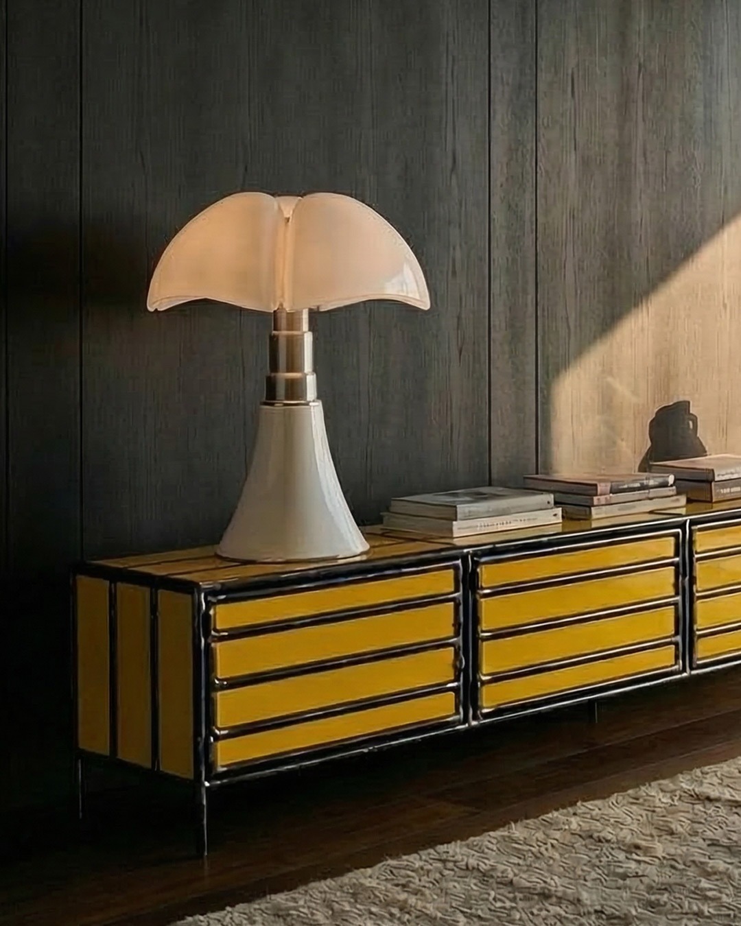 Buffet en tôles safran serties d'acier — lampe Pipistrello