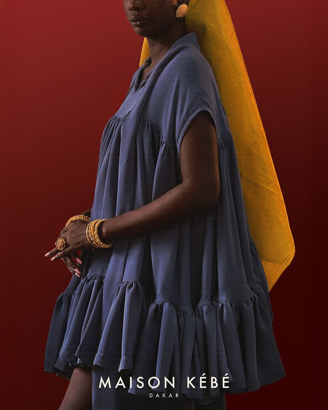Robe volantée bleu nuit sur fond rouge