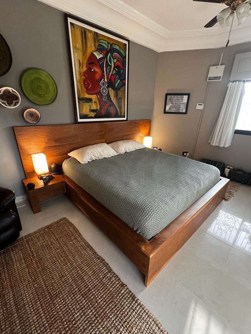 Lit plateforme en bois massif, chambre principale
