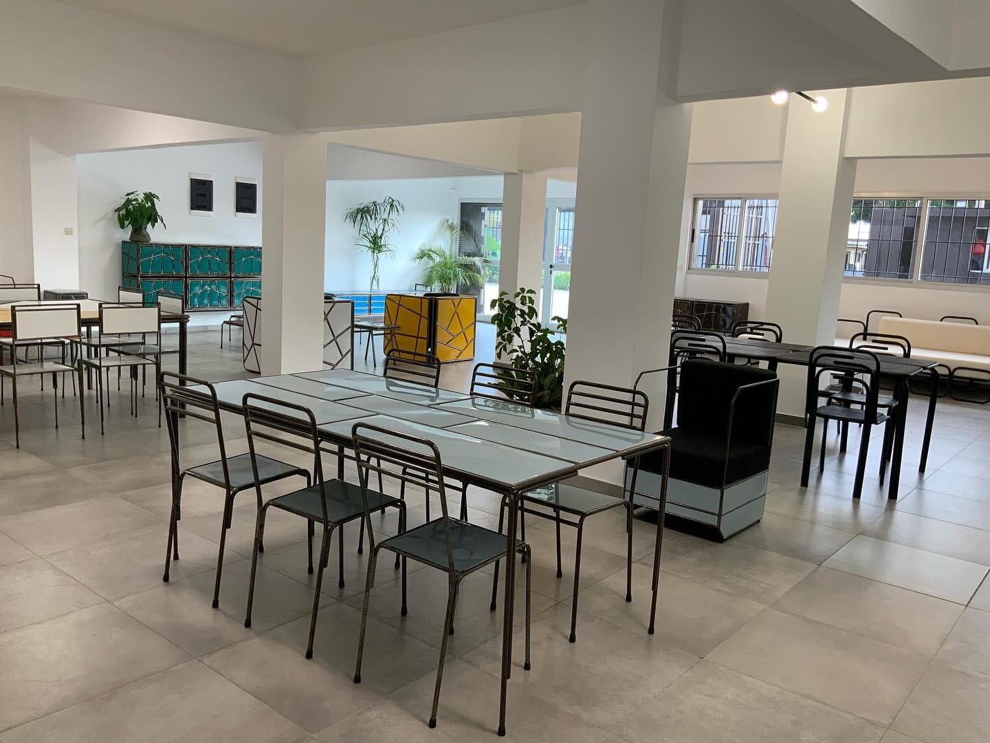 Showroom Ousmane Mbaye Design – tables blanches et buffets émeraude