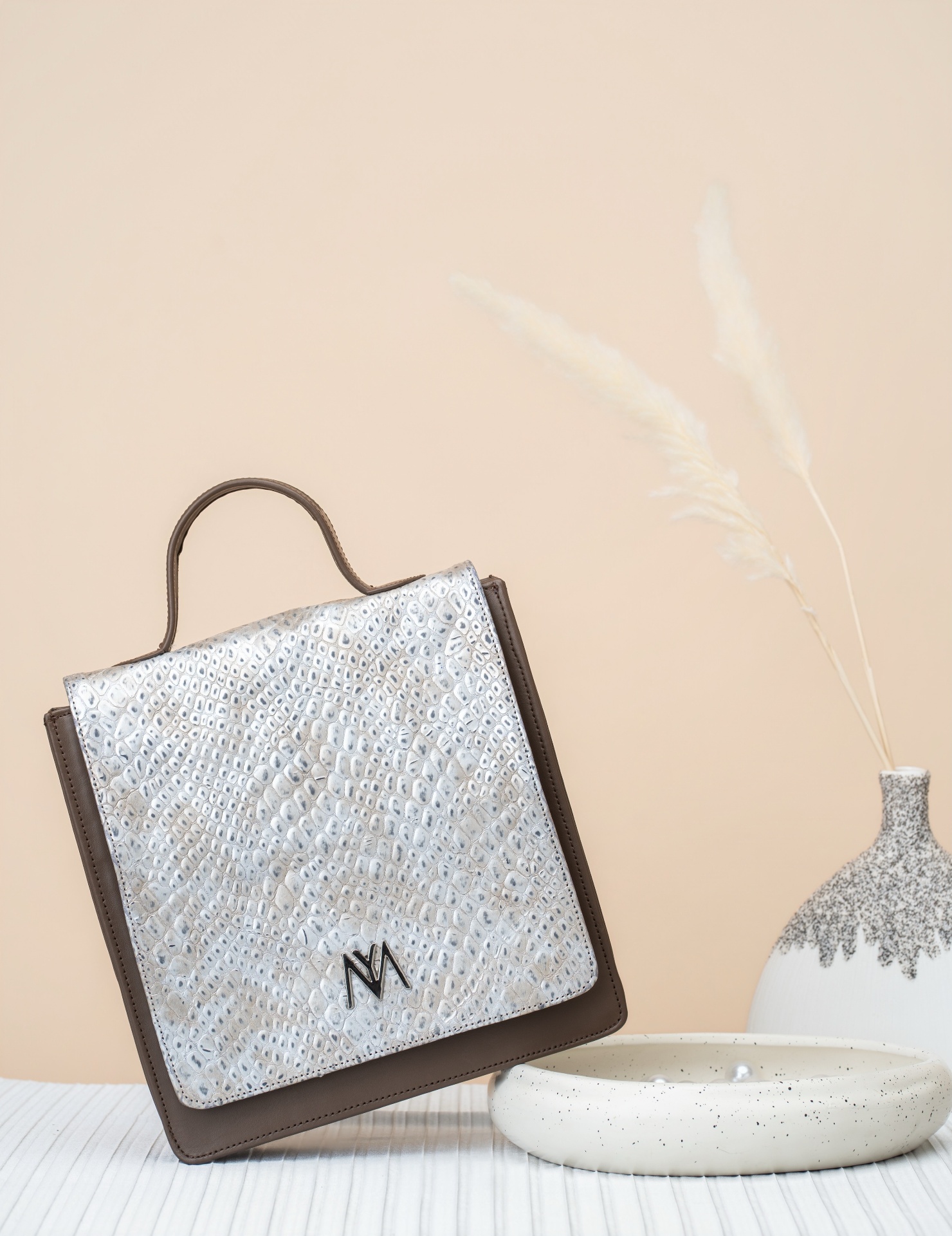 Cartable croco argenté — cuir gaufré python & finition taupe