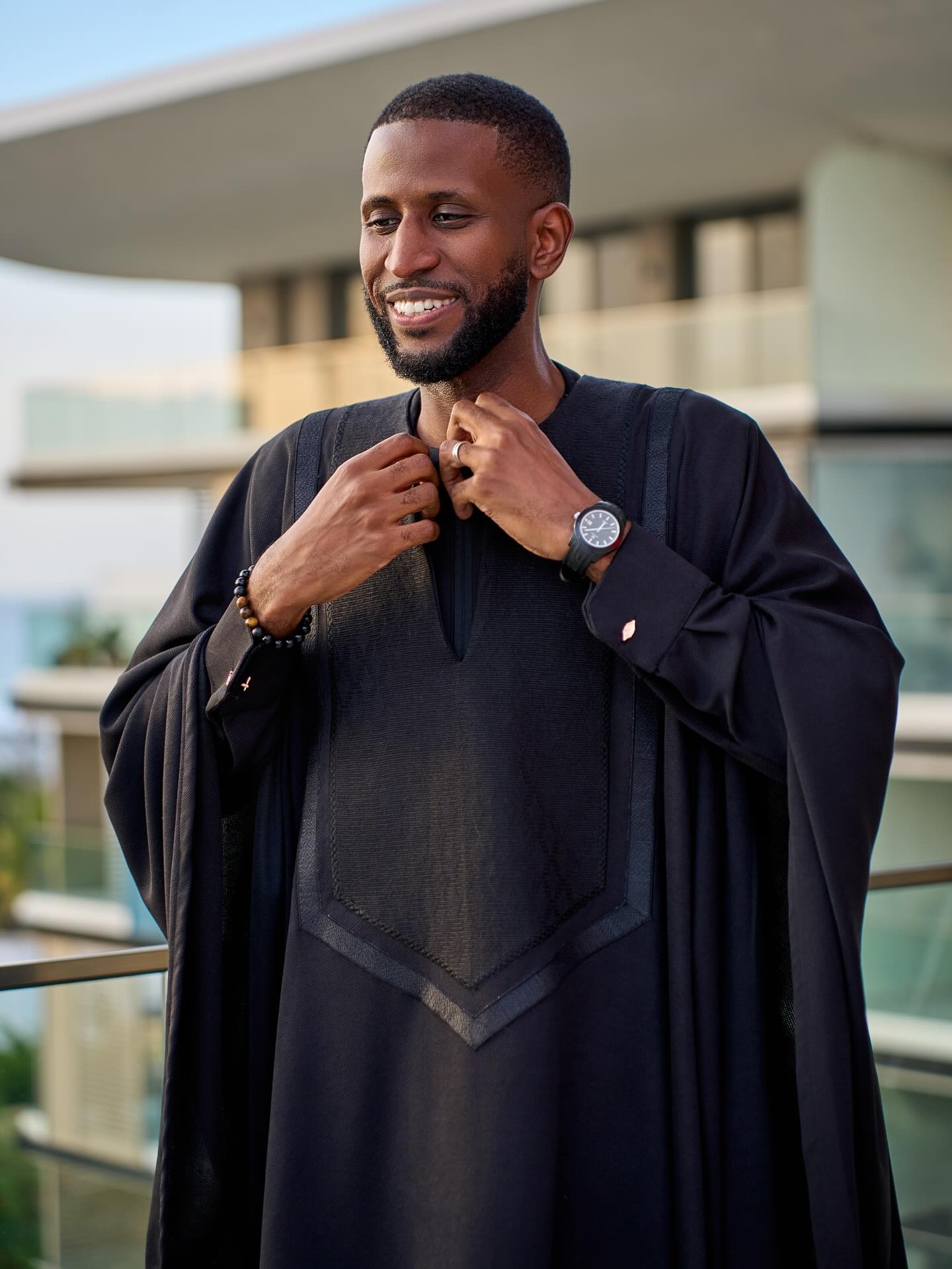 Boubou noir — plastron géométrique et manches amples
