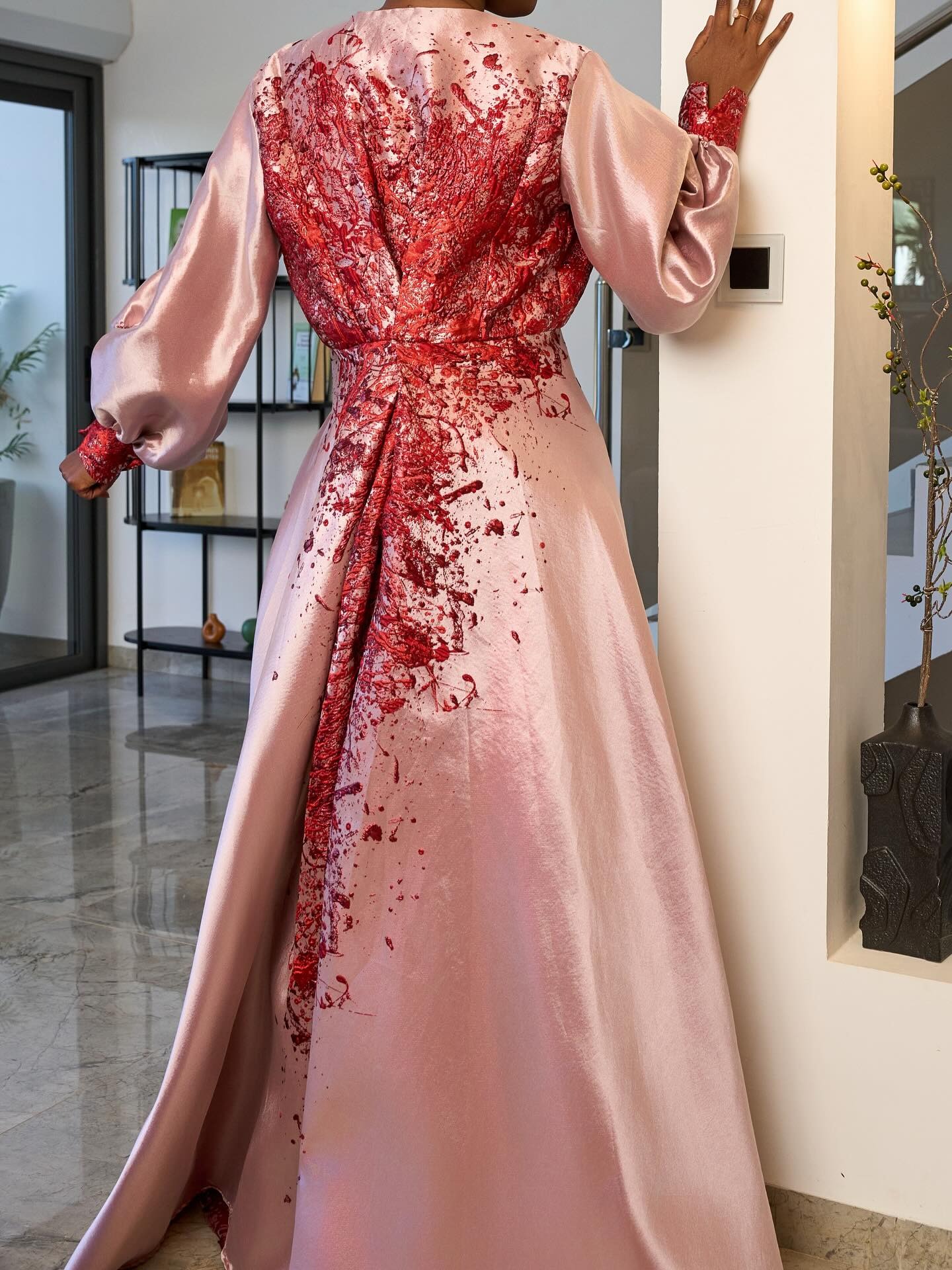 Robe satin rose — broderies rouges éclaboussées au dos
