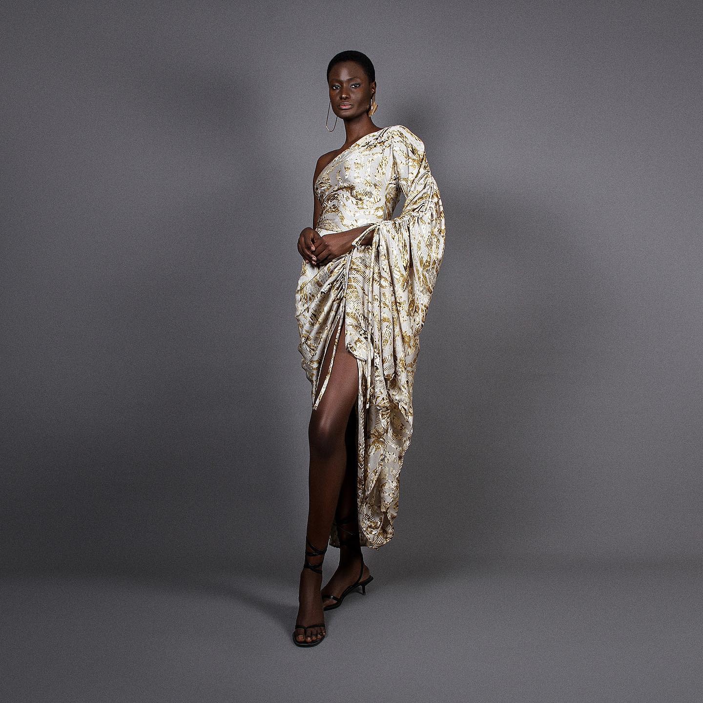 Robe drapée asymétrique — soie ivoire brochée d'or