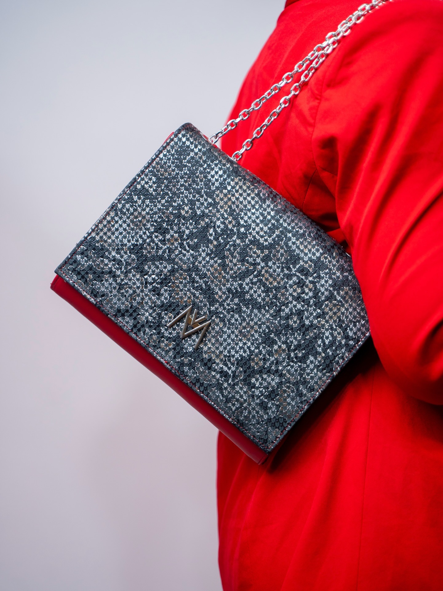 Sac chaîne — python argenté sur cuir rouge