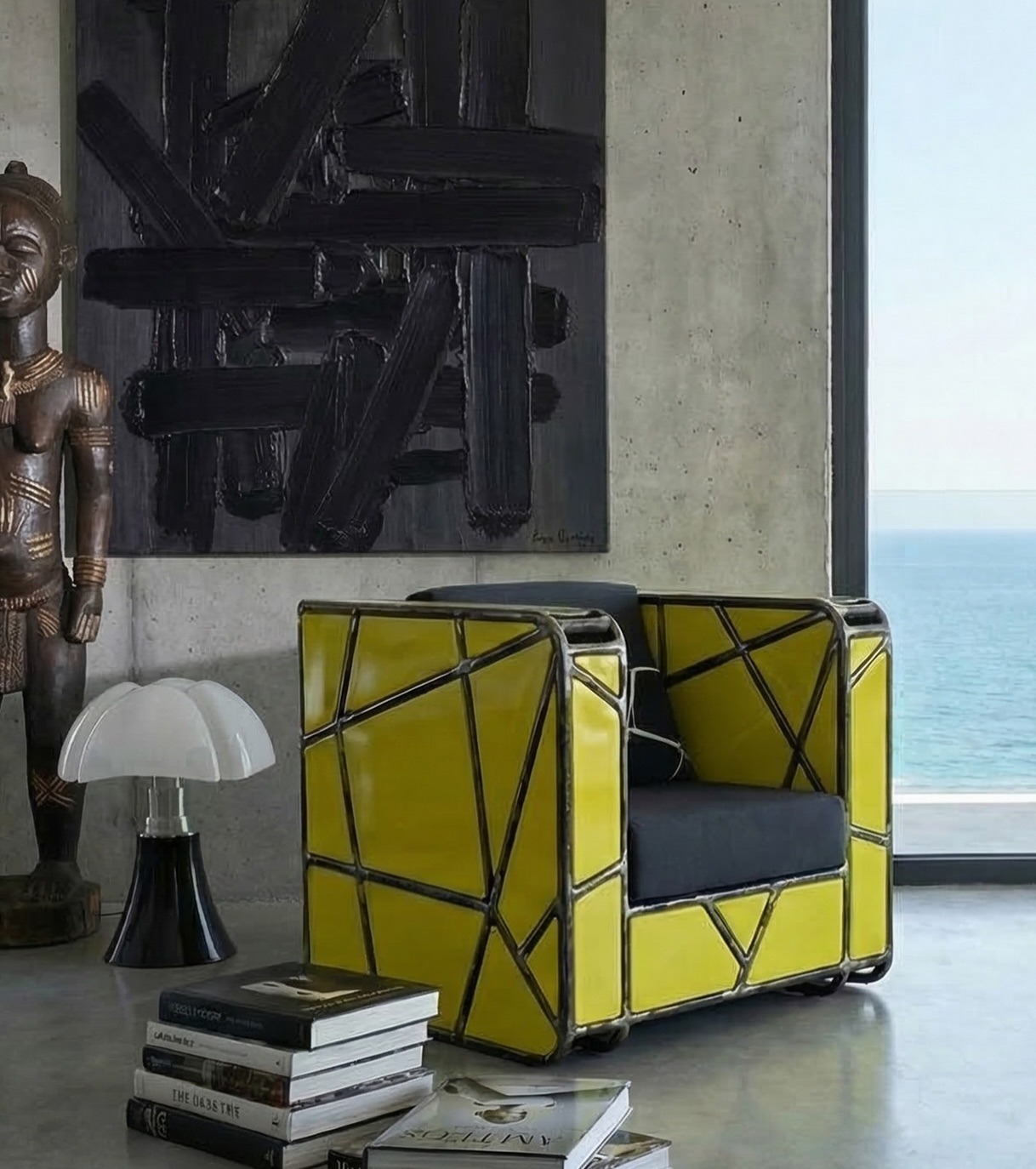 Fauteuil jaune sertissage acier — face à Soulages et sculpture Baoulé