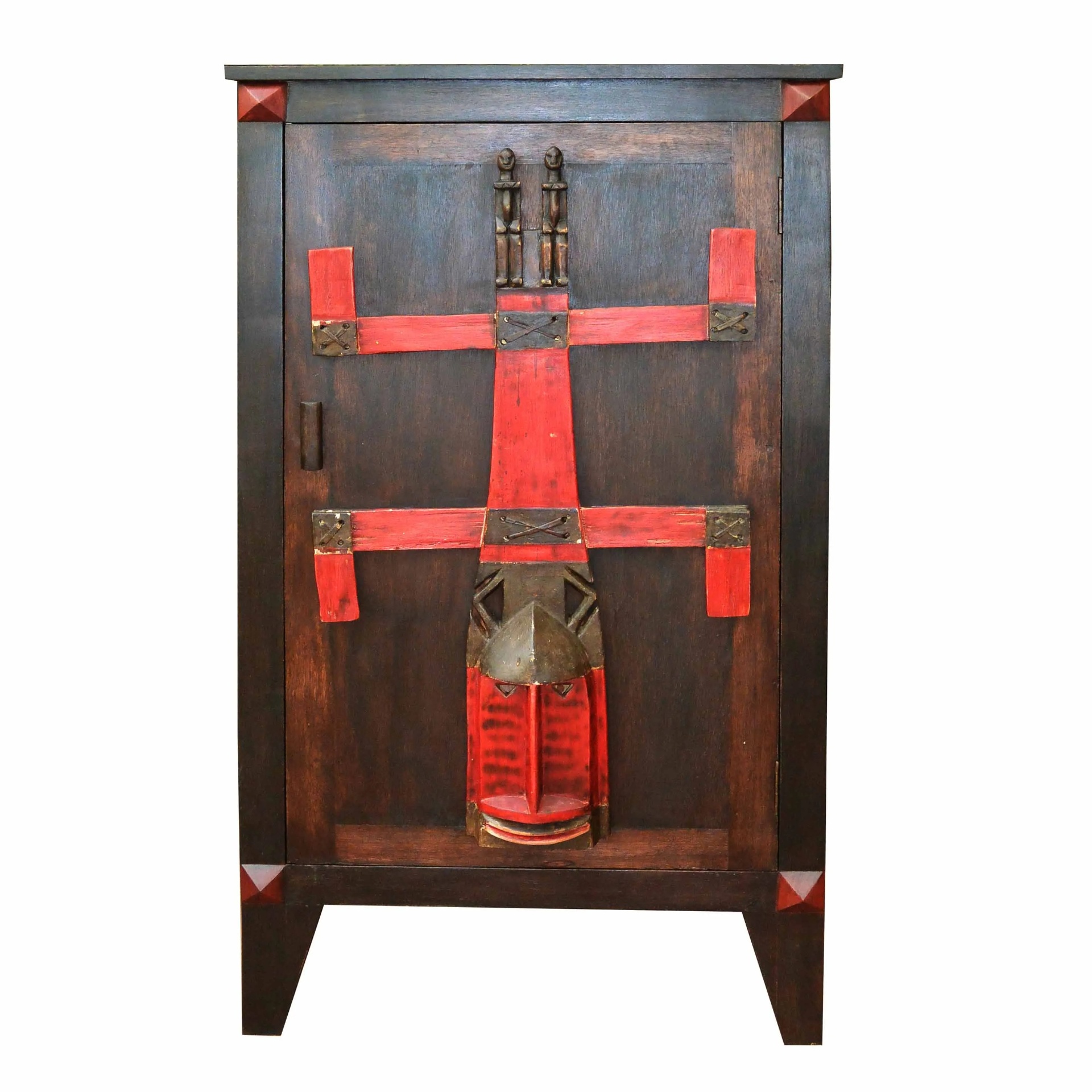 Buffet Kanaga : masque dogon rouge et noir monté en applique sur ébène.