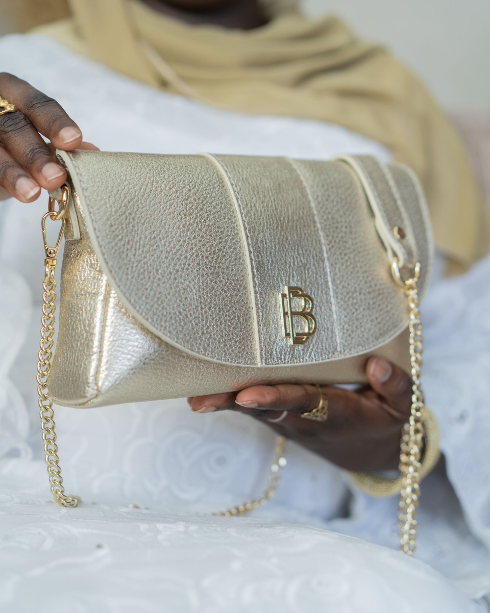 Pochette champagne métallisée à chaîne dorée