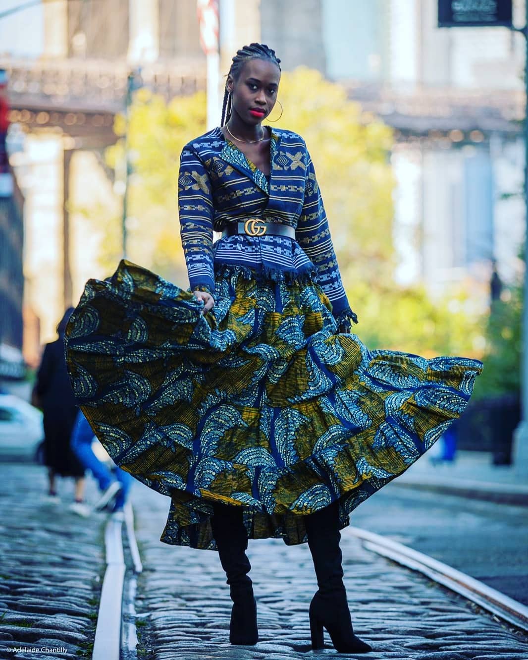 Silhouette bazin bleu et jupe wax feuillage sur les pavés de Brooklyn