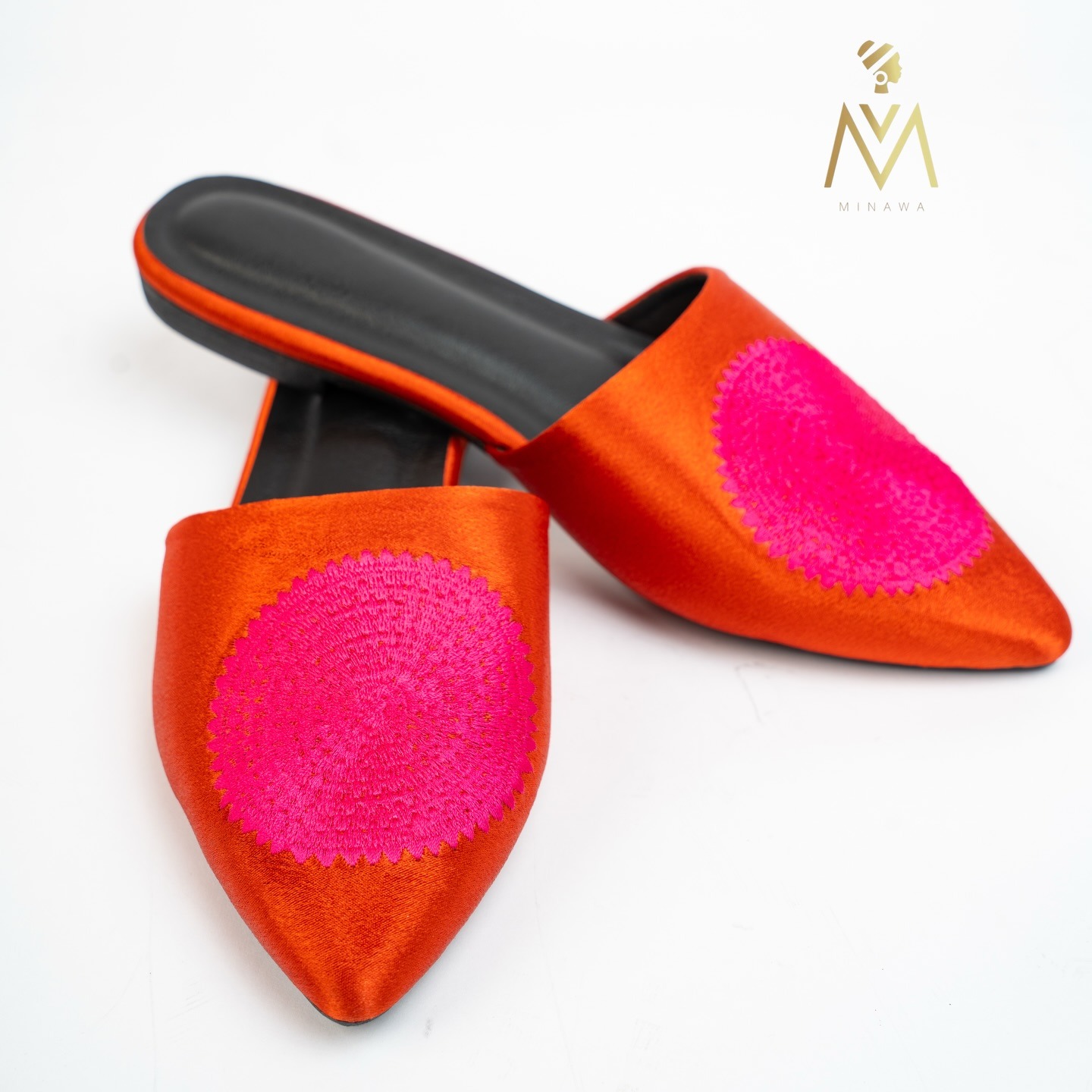 Mules terracotta — soleil brodé fuchsia