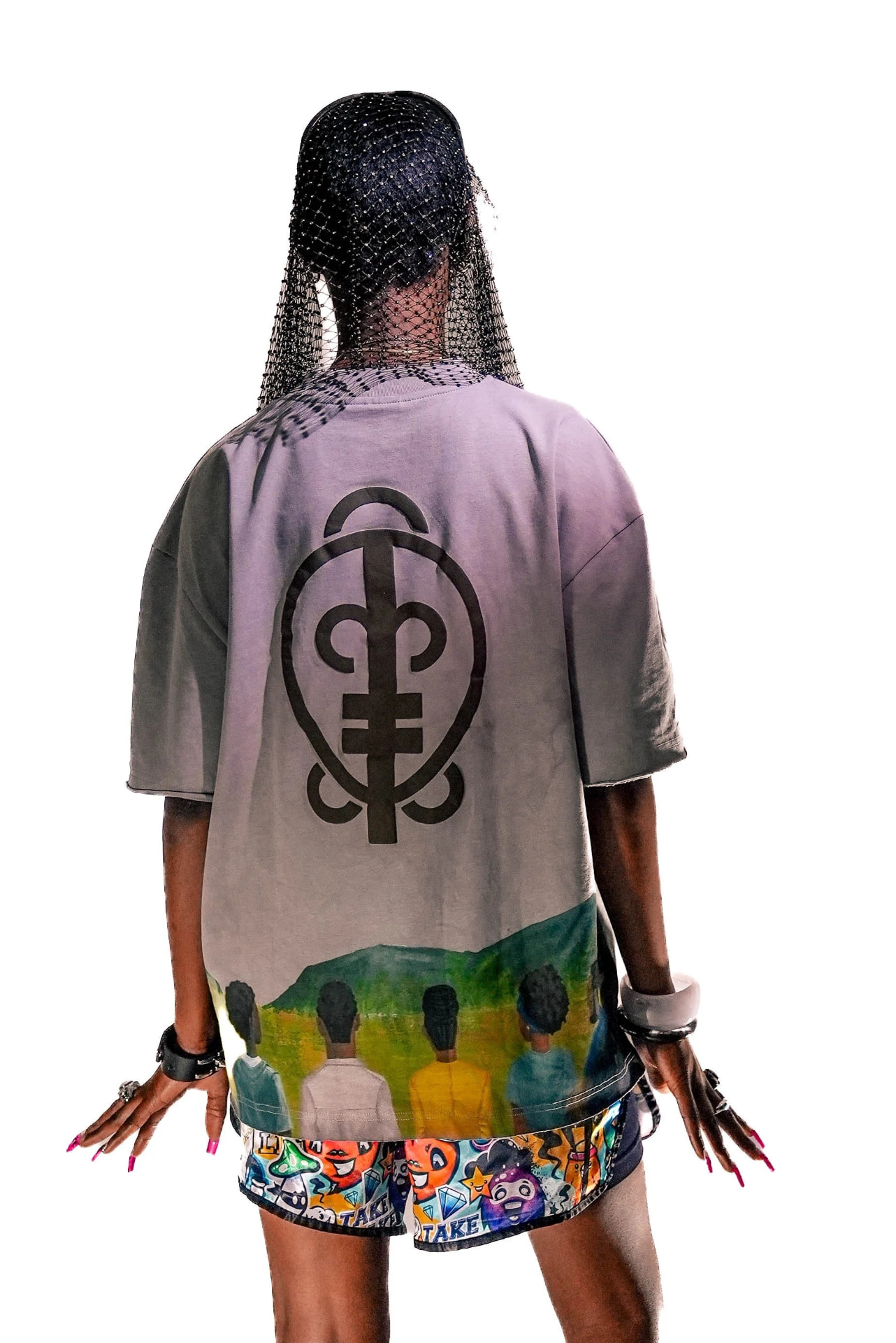 Dos du tee-shirt gris : symbole adinkra et fresque peinte