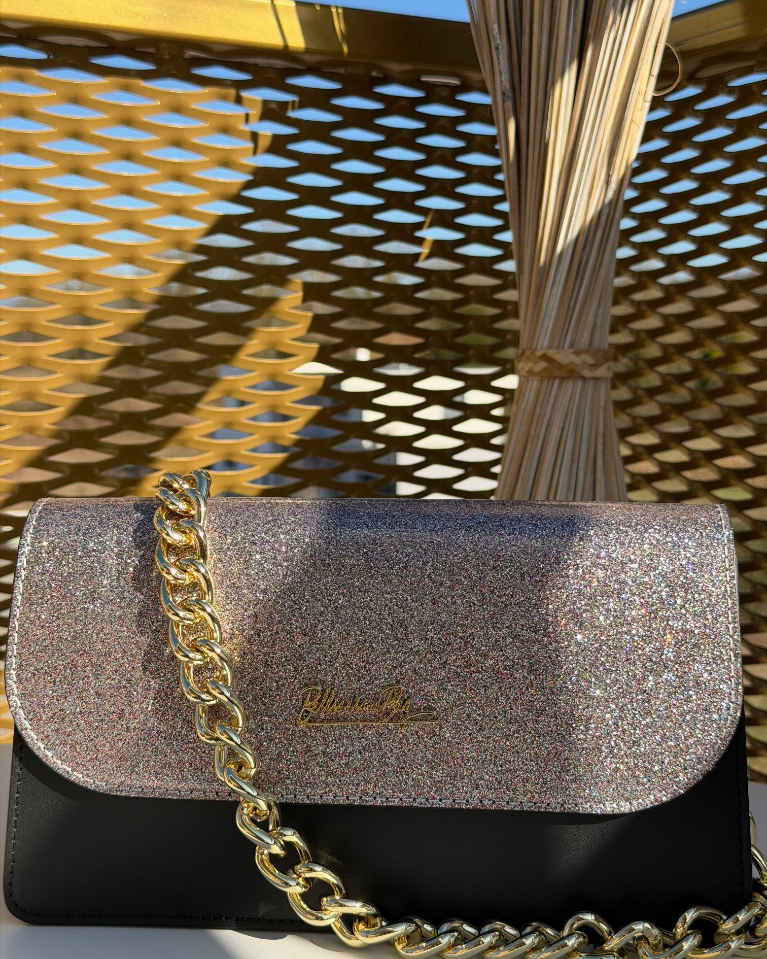 Pochette glitter argenté et cuir noir, chaîne or