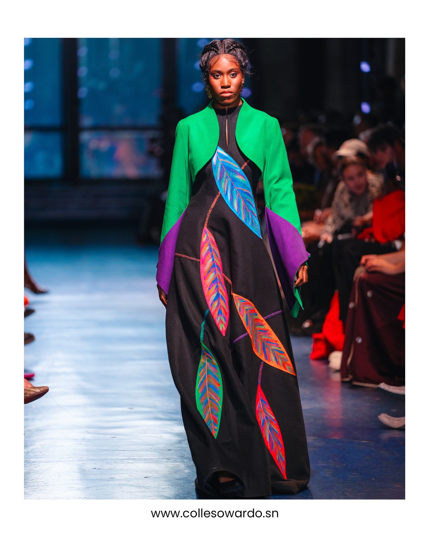 Robe noire brodée de feuilles multicolores