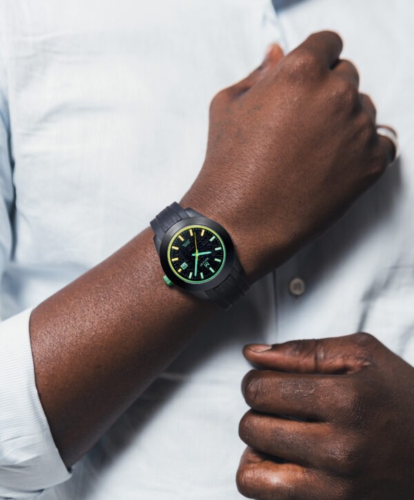 Diato porté — chemise blanche et bracelet silicone gravé