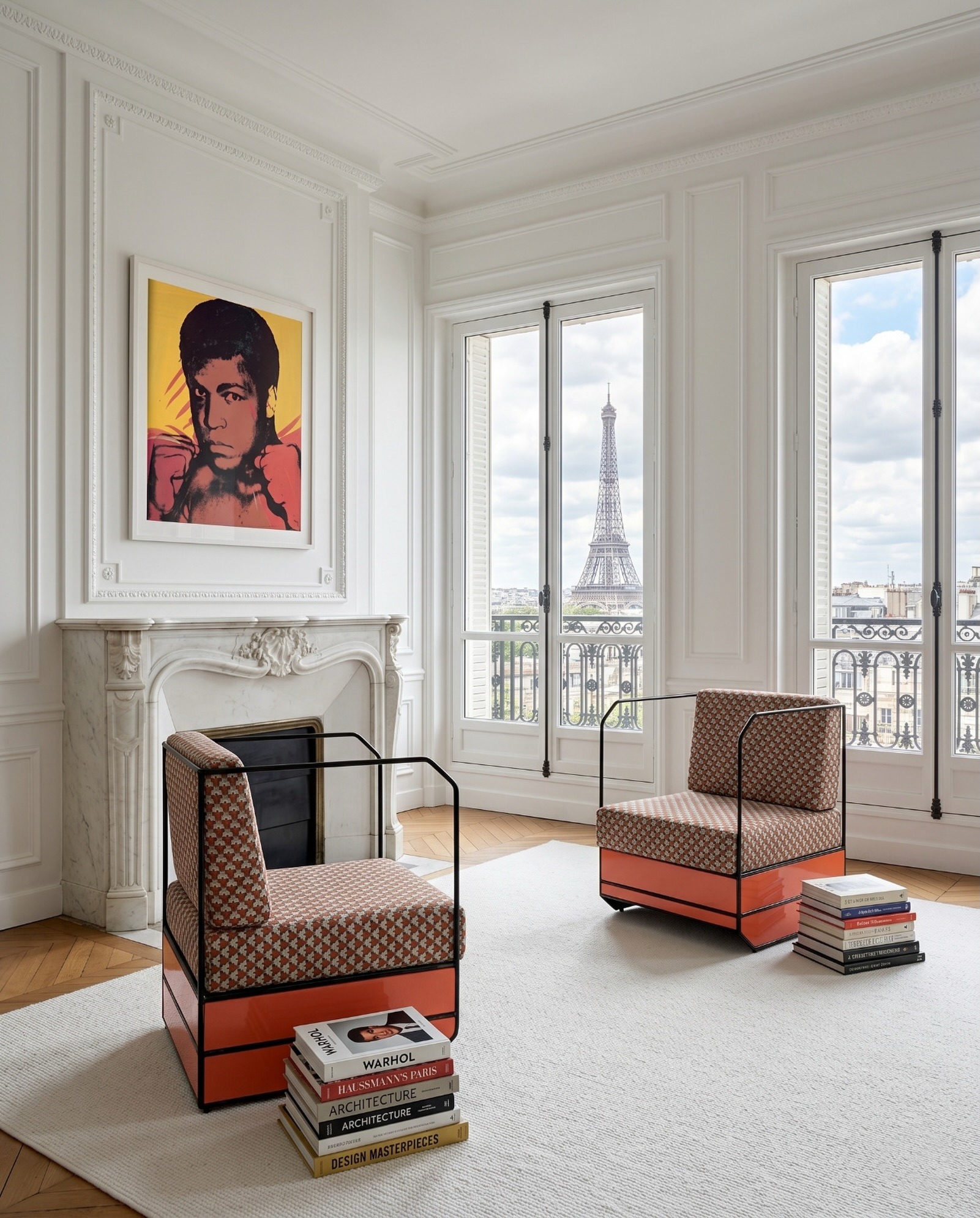 Paire de fauteuils Cube terracotta — dialogue avec la cheminée en marbre
