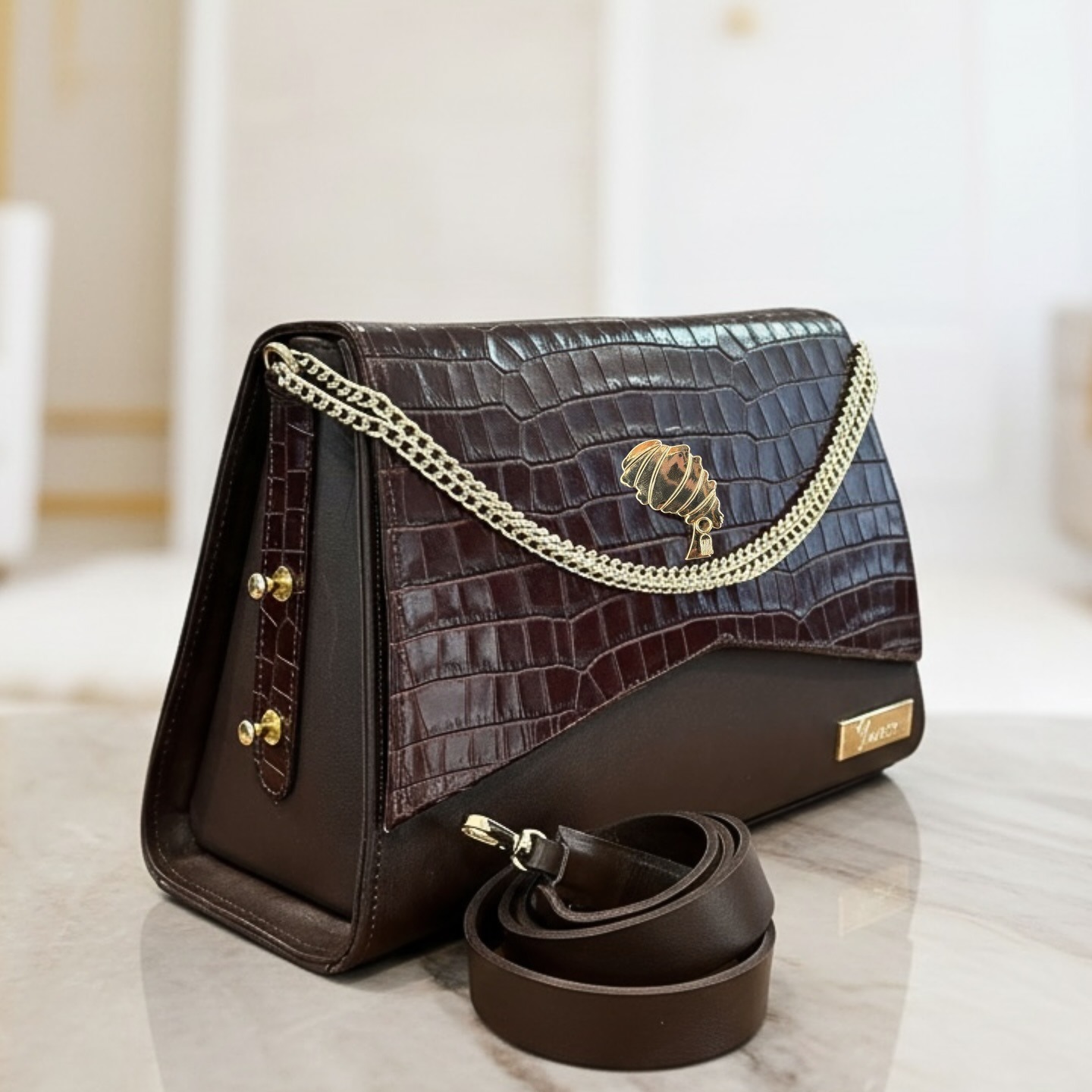Sac trapèze chocolat — Croco verni & chaîne dorée