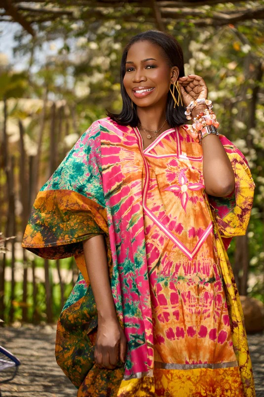 Kaftan tie-dye fuchsia, orange et vert — teinture éclatante.