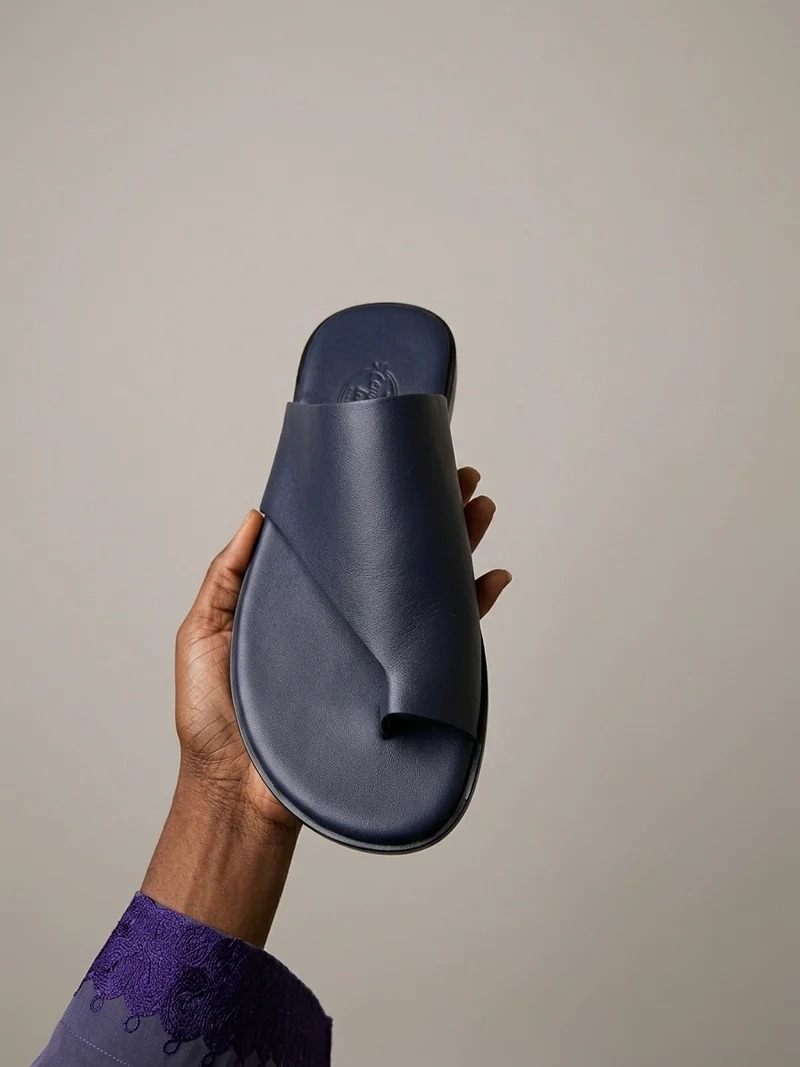 Chausson-mule bleu nuit, tampon maison à l'intérieur.