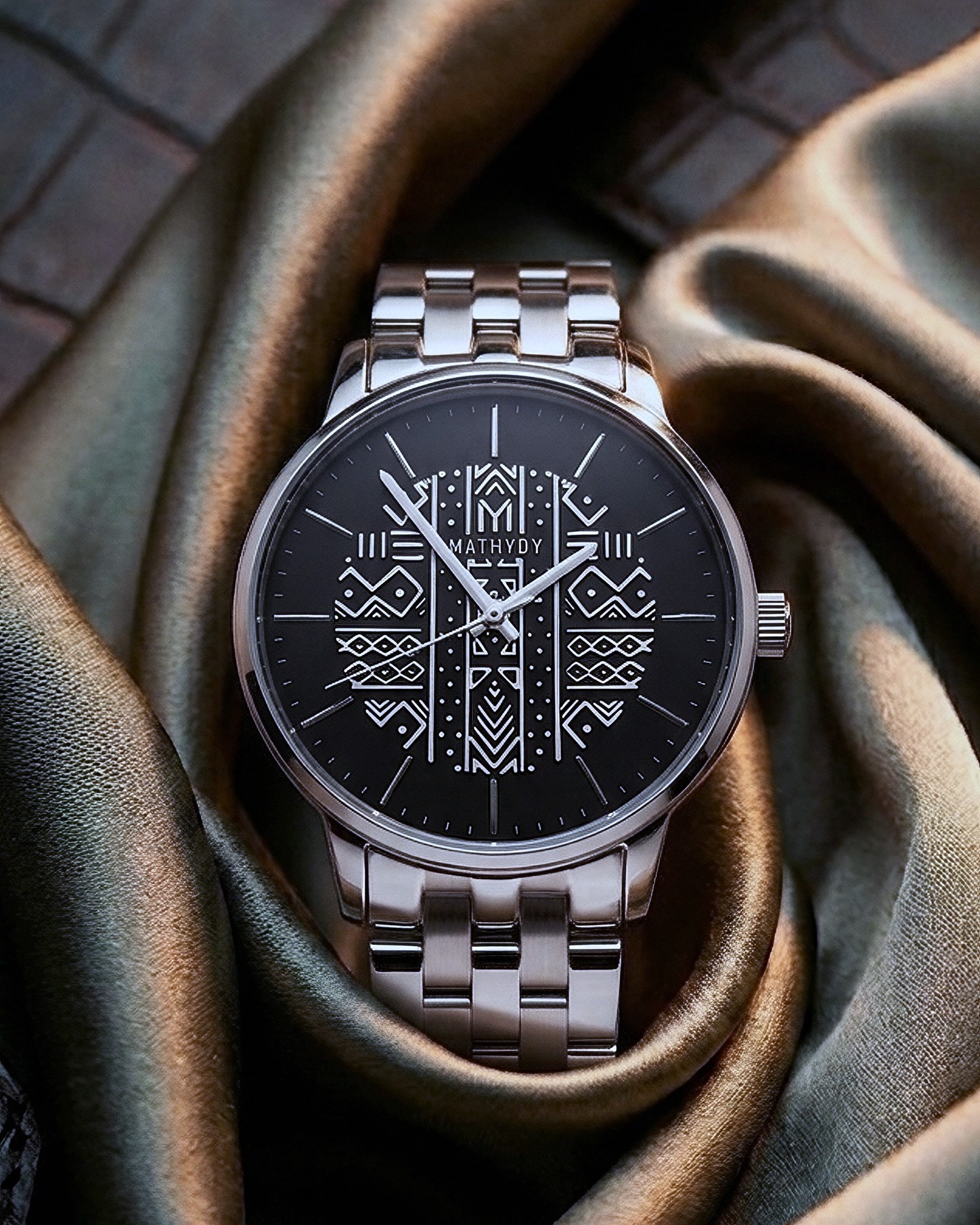 Cadran Motifs — Montre acier gravée symboles sénégalais