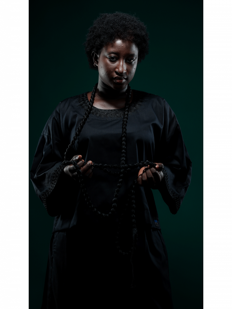 Haut Gnul Kook noir sur noir, sautoir tressé
