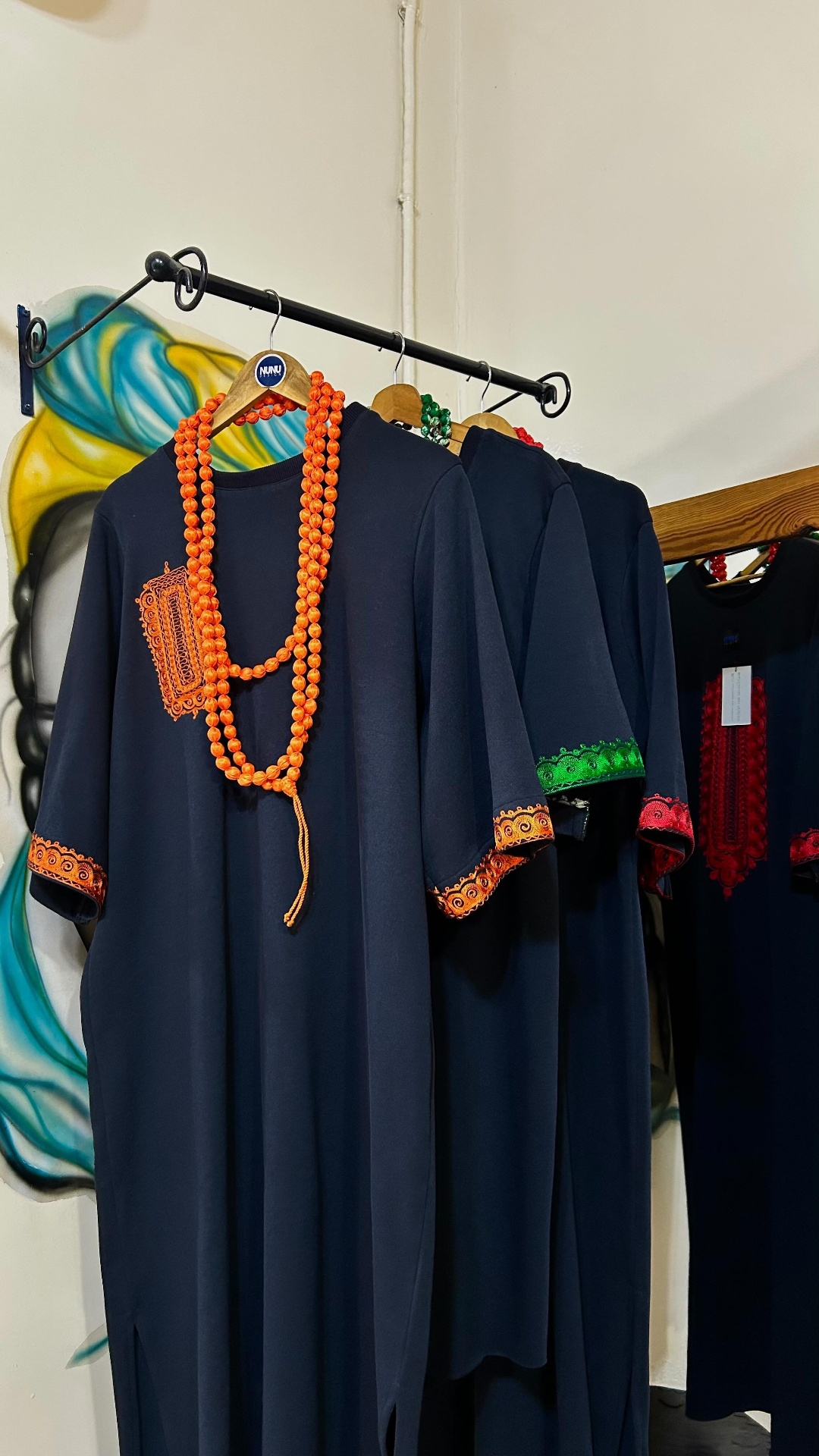 Tuniques brodées en boutique — cintres NuNu
