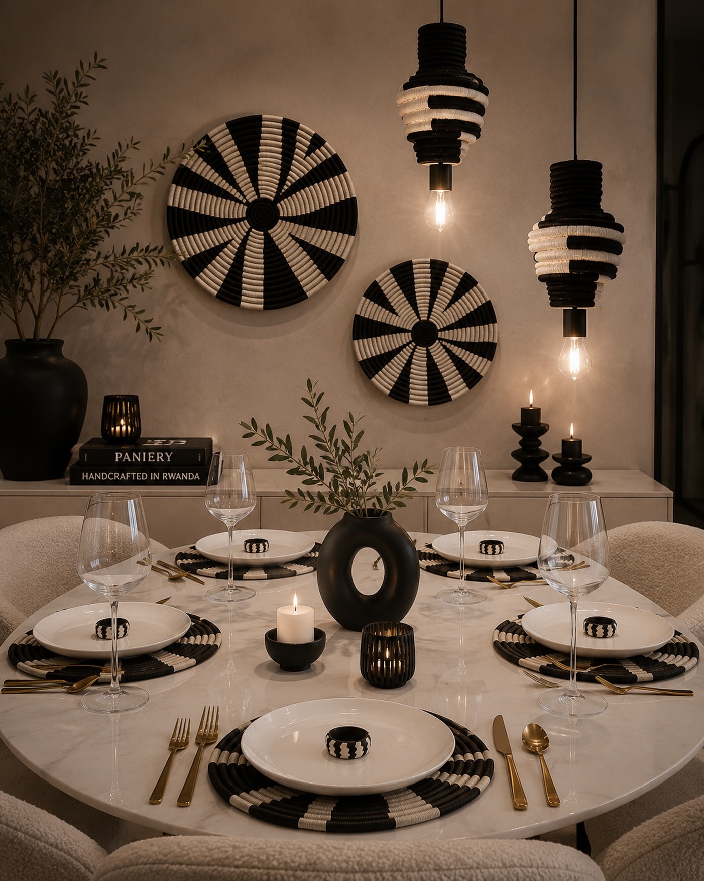 Table dressée noir & ivoire — sets, ronds de serviette et pendants tressés
