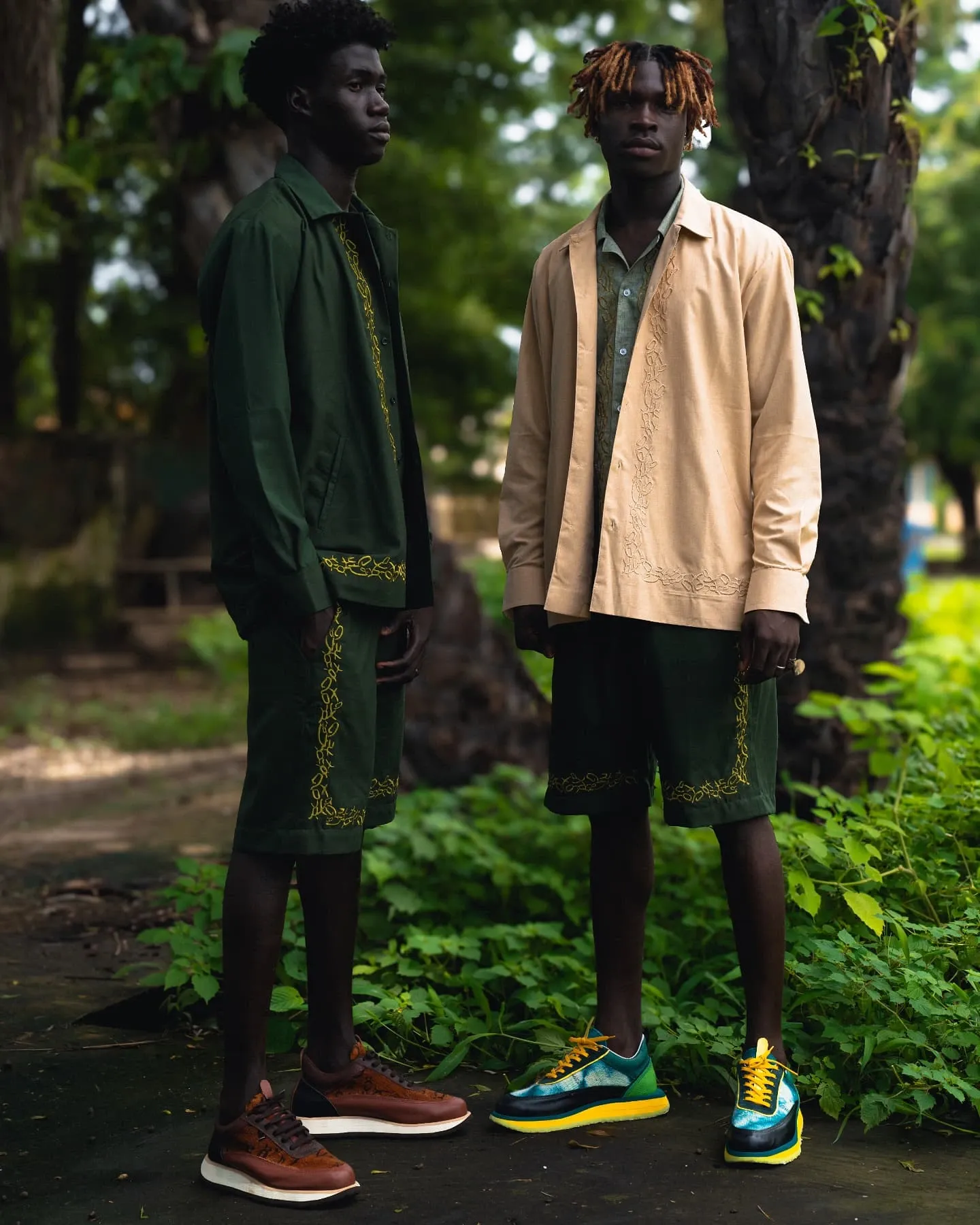 Duo masculin en broderies vertes et beige — sneakers cognac et tie-and-dye