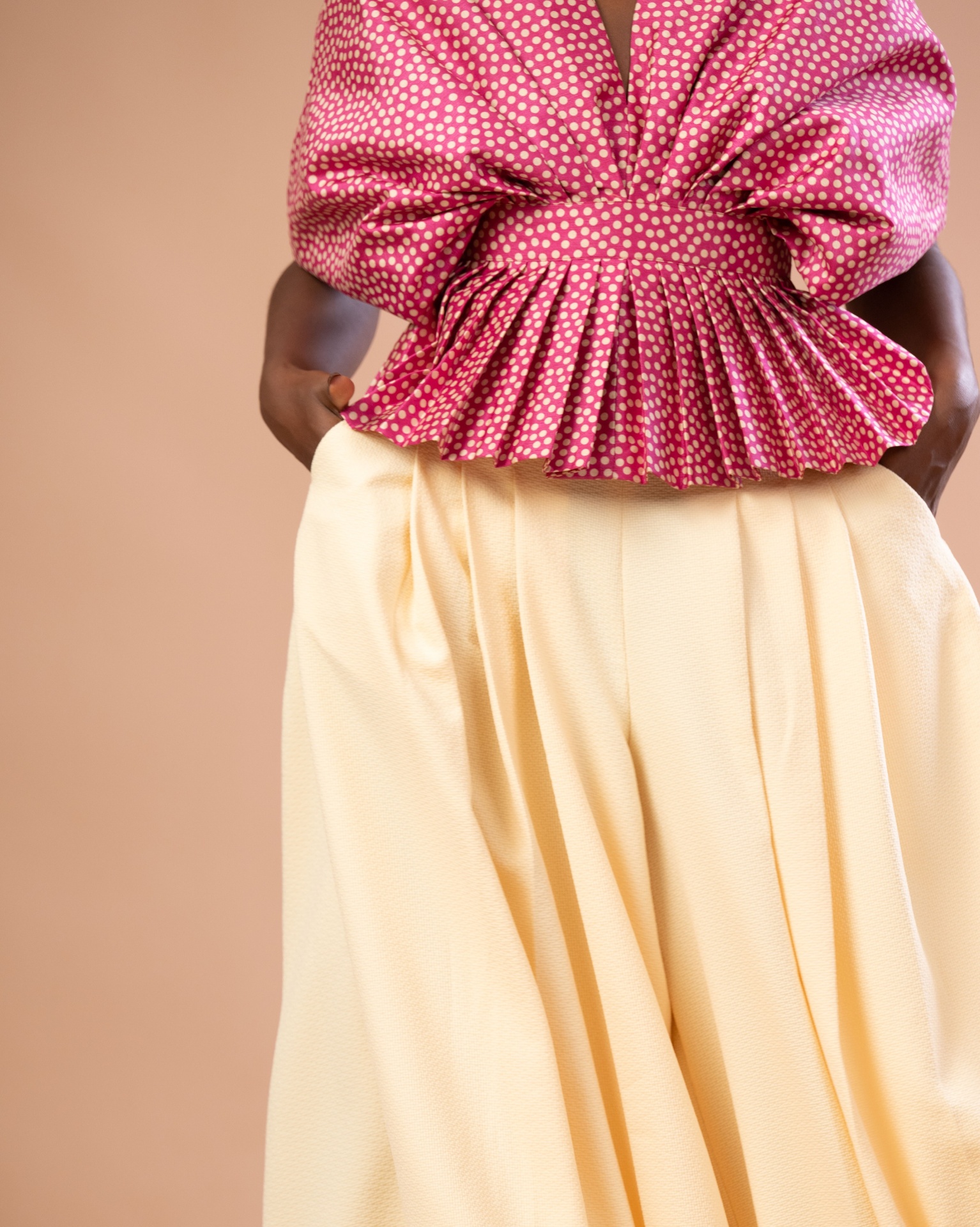 Détail plissé fuchsia et palazzo vanille — atelier Dakar