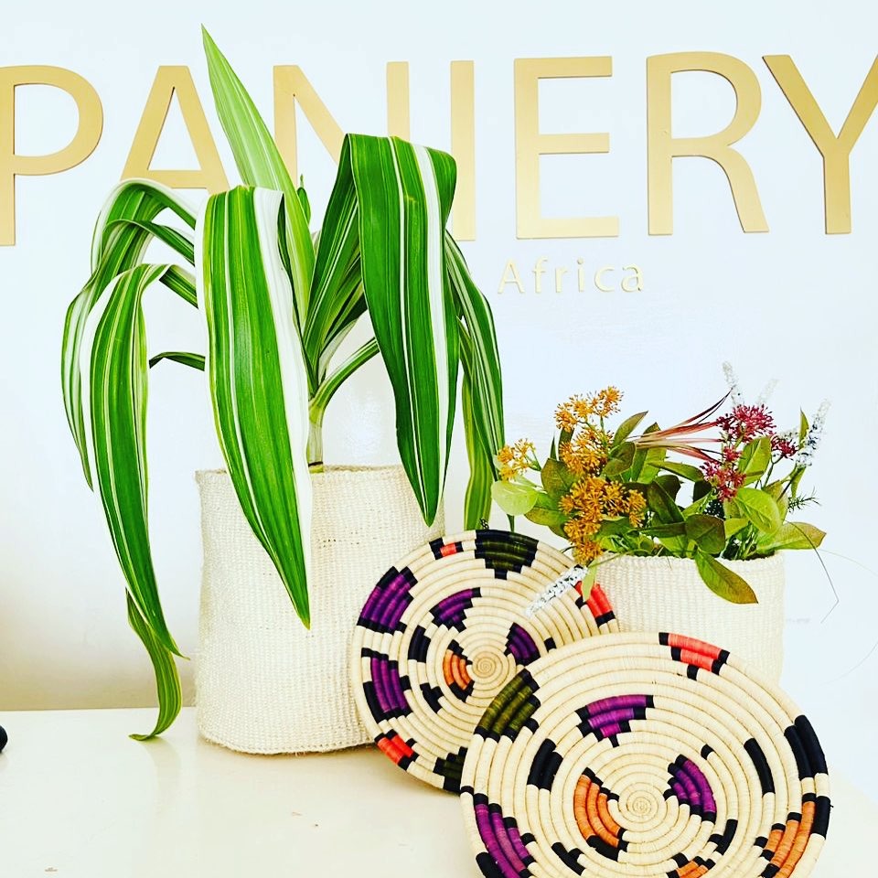 Vitrine All cross Africa — corbeilles pourpre et abricot