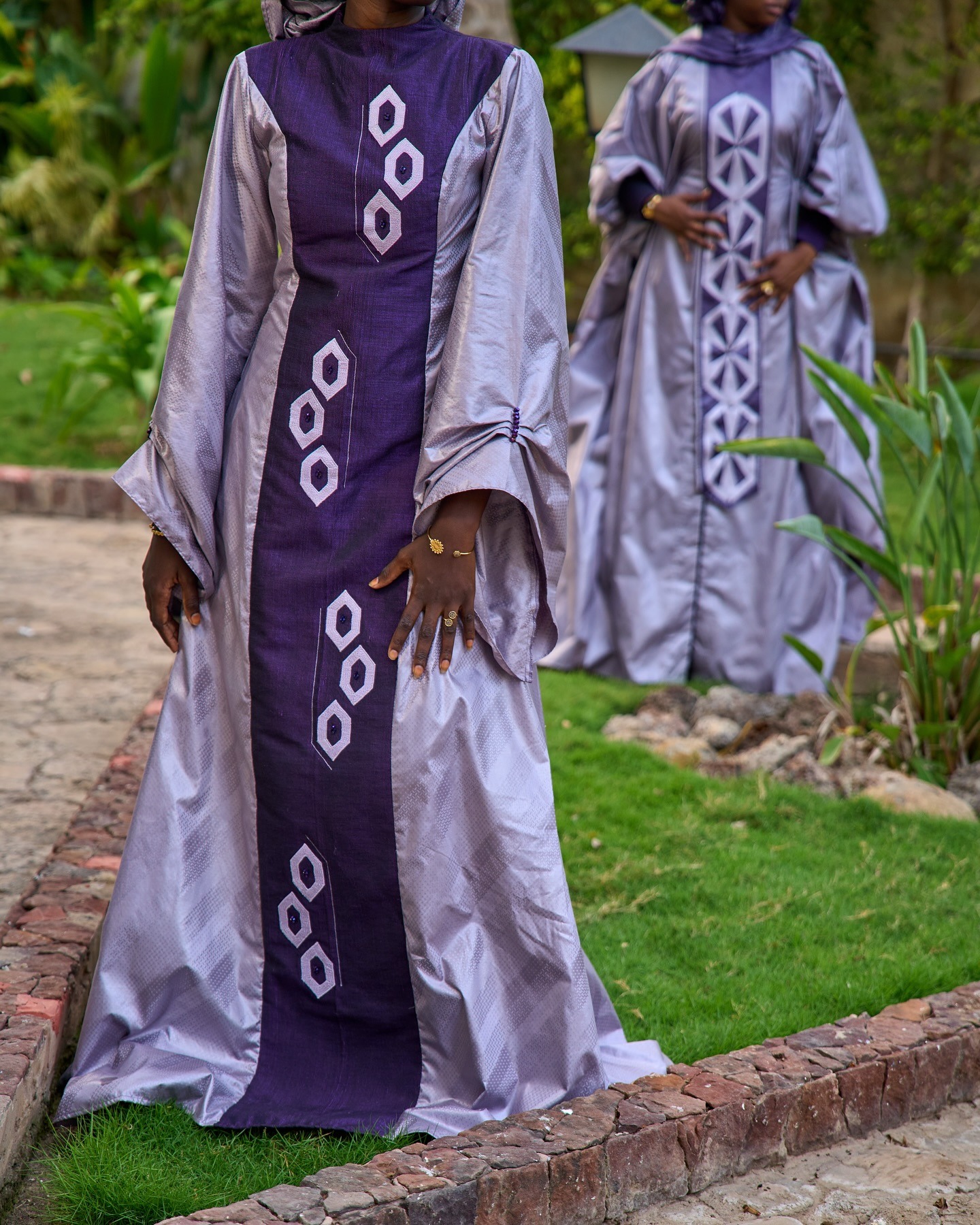 Duo bazin violet et lilas — silhouettes brodées au jardin