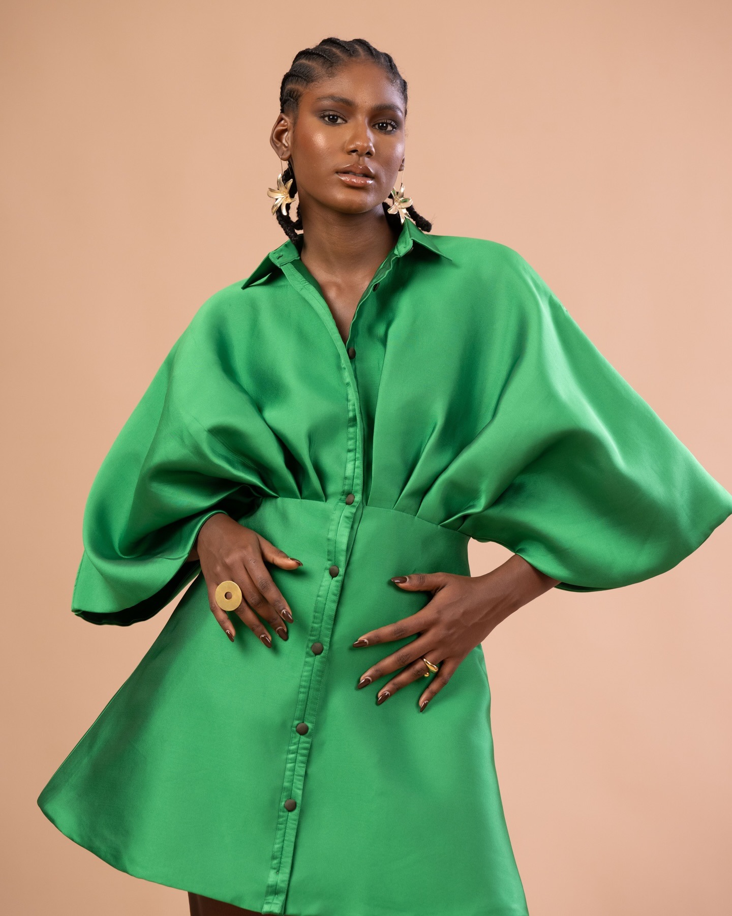 Robe chemise vert émeraude — manches ballon et taille cintrée