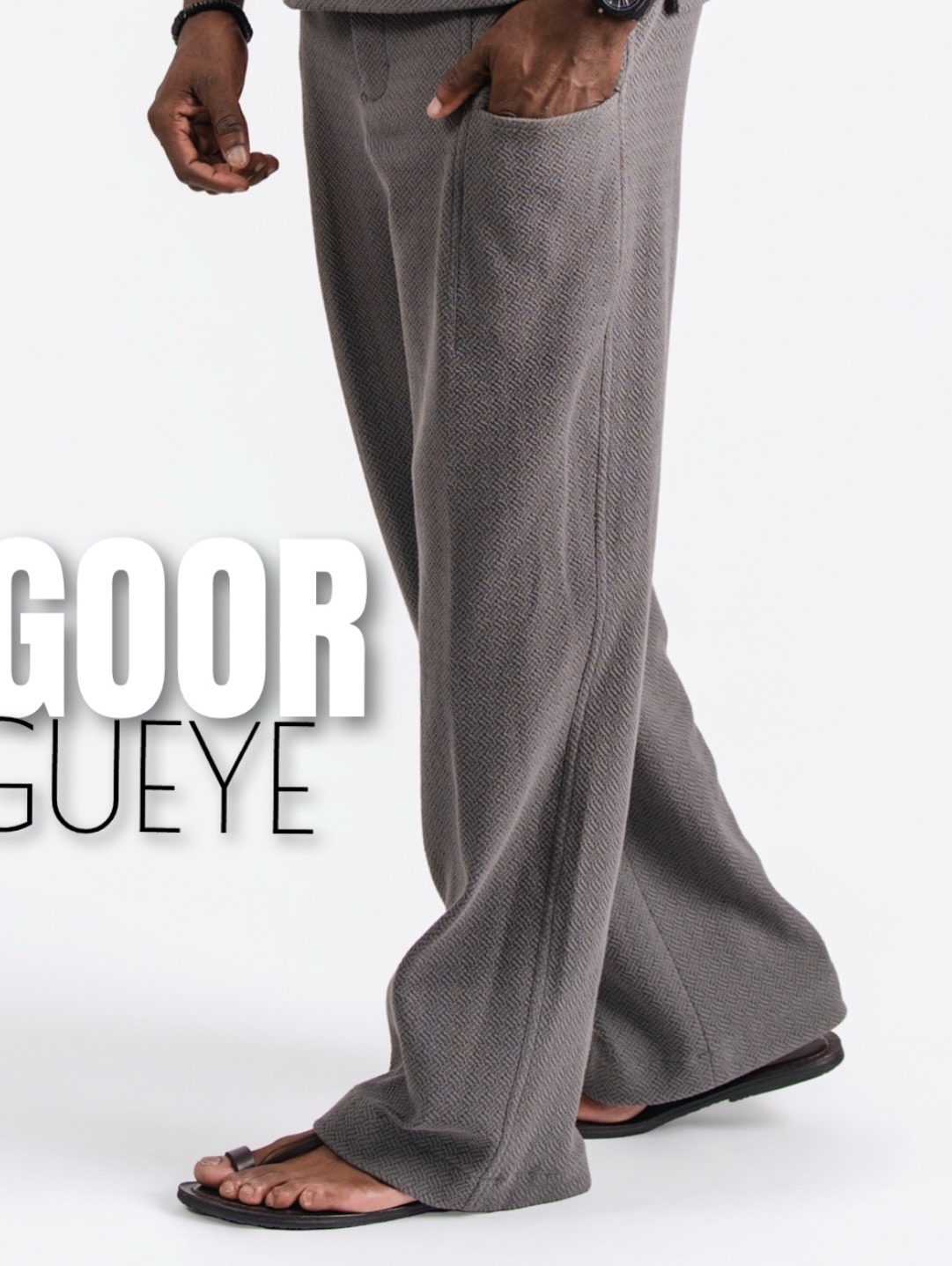 Pantalon large gris chevrons — le vestiaire quotidien selon Naru Goor.