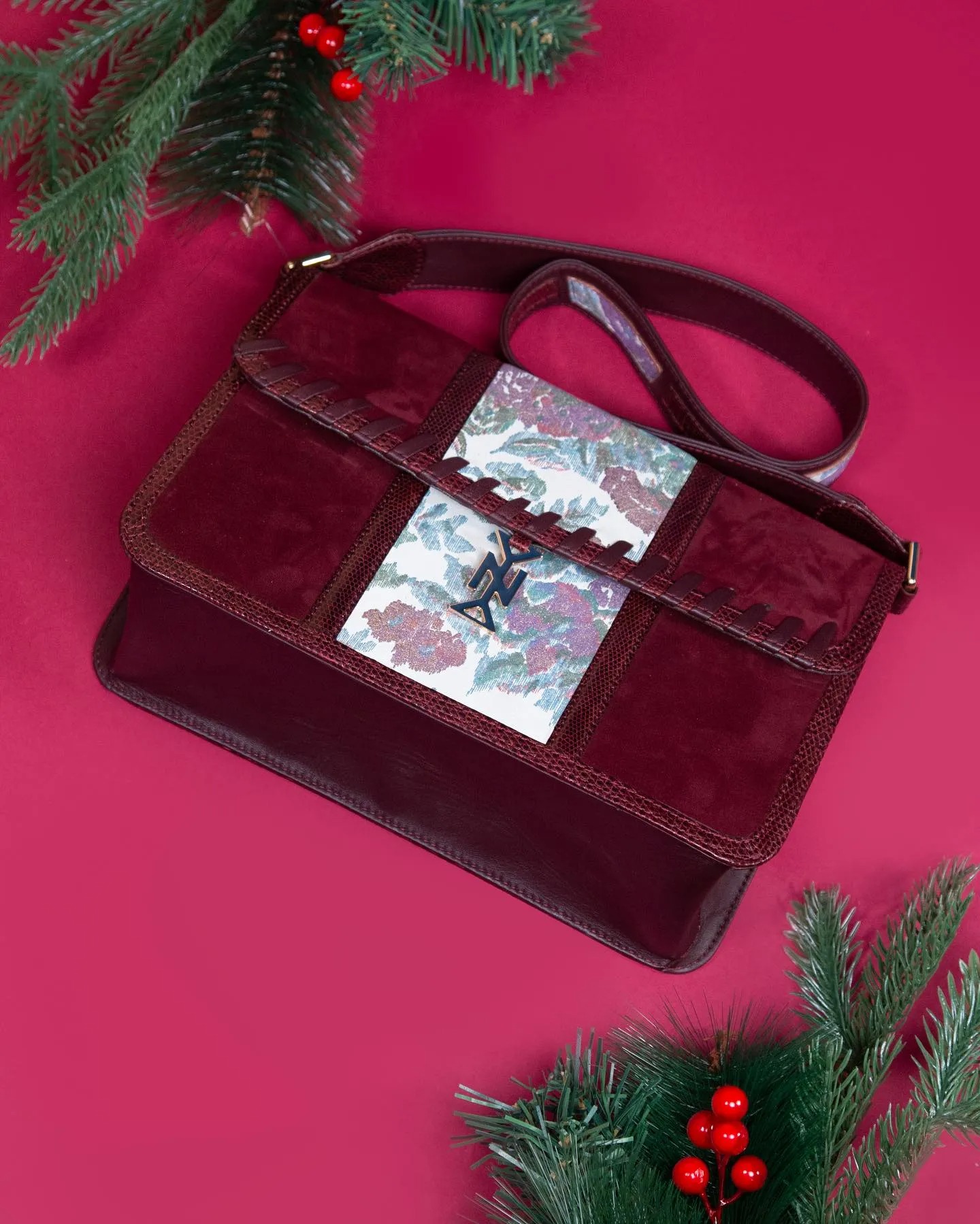 Sac bandoulière bordeaux en cuir et suédine, rabat brocart floral et monogramme doré