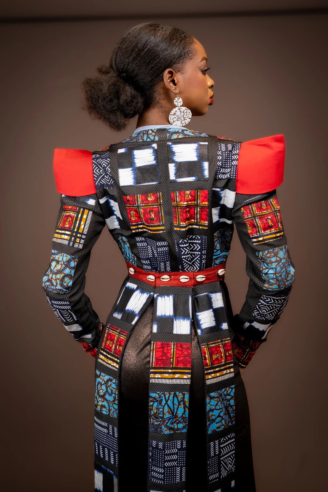 Manteau patchwork wax et bogolan — épaules rouges architecturées