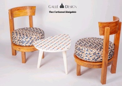 Duo de chaises tonneau et guéridon à motifs
