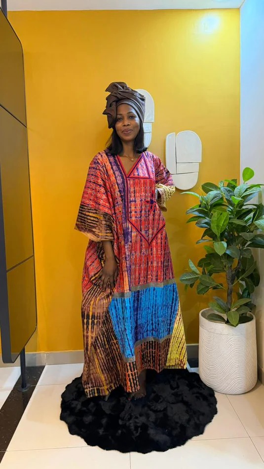 Boubou tie-dye rouge, bleu et jaune, foulard assorti — showroom Dakar.