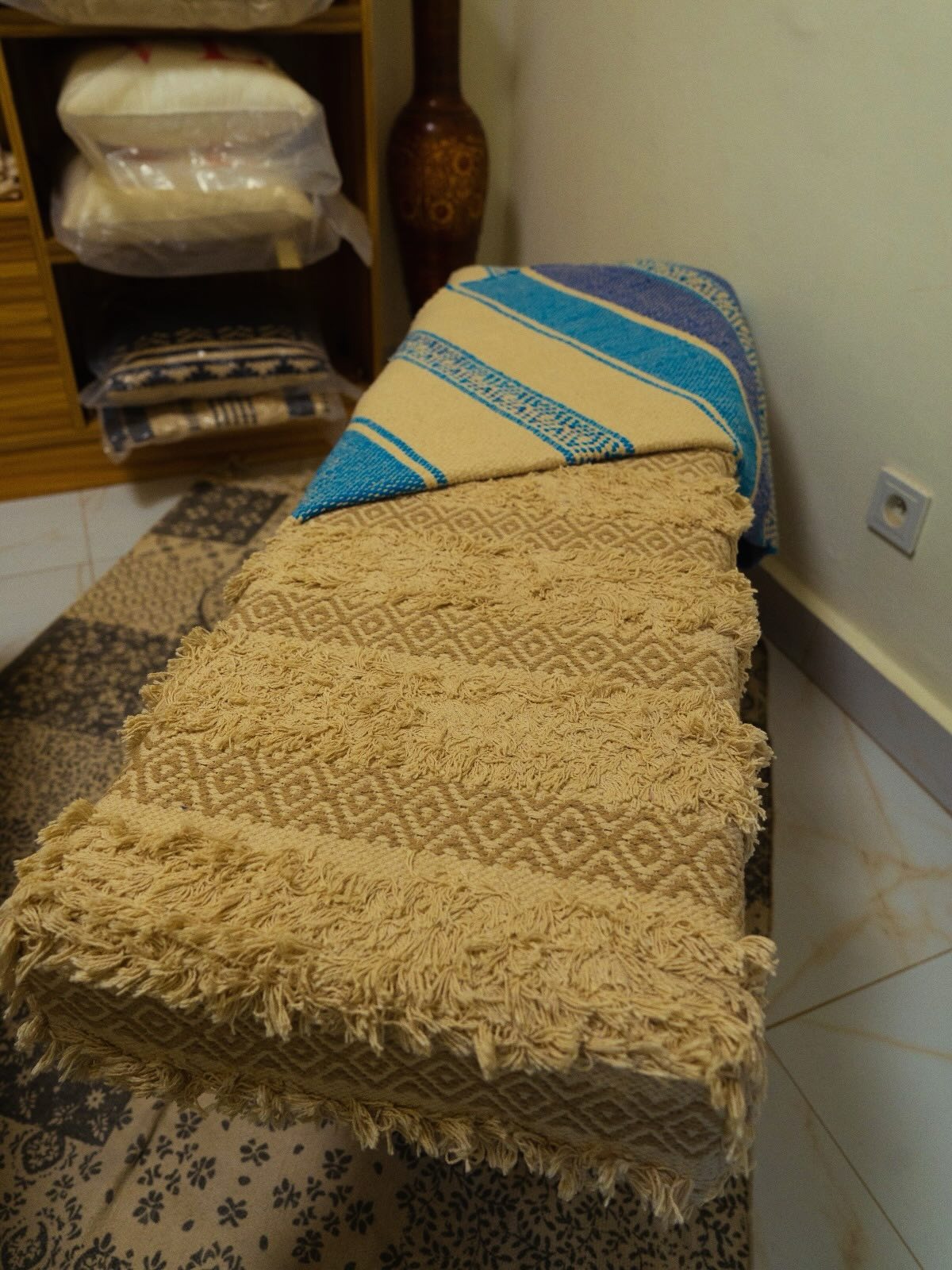 Plaids en coton et tissages — le prolongement du vestiaire.