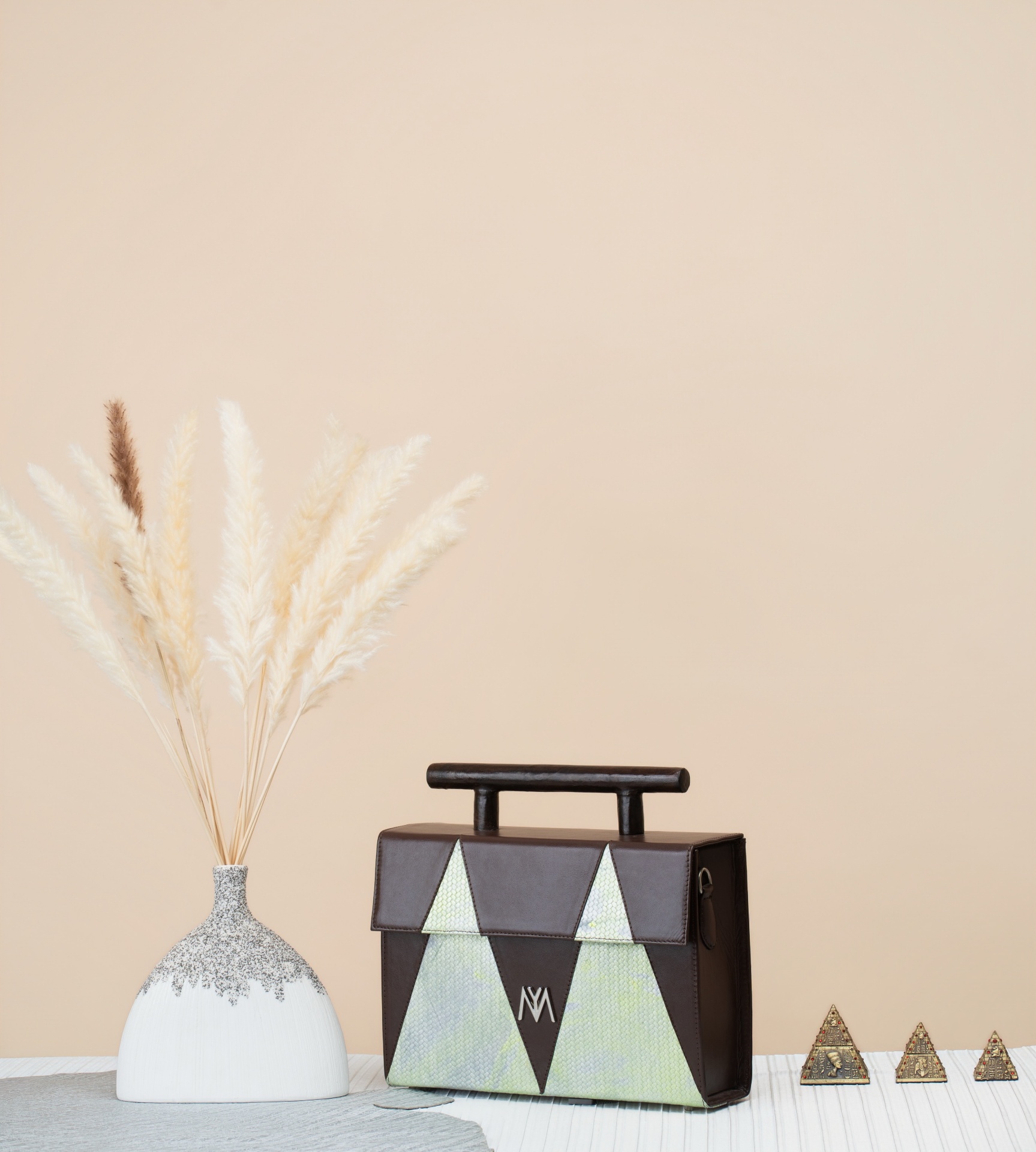 Cartable chocolat aux fanions vert d'eau — mise en scène pampas