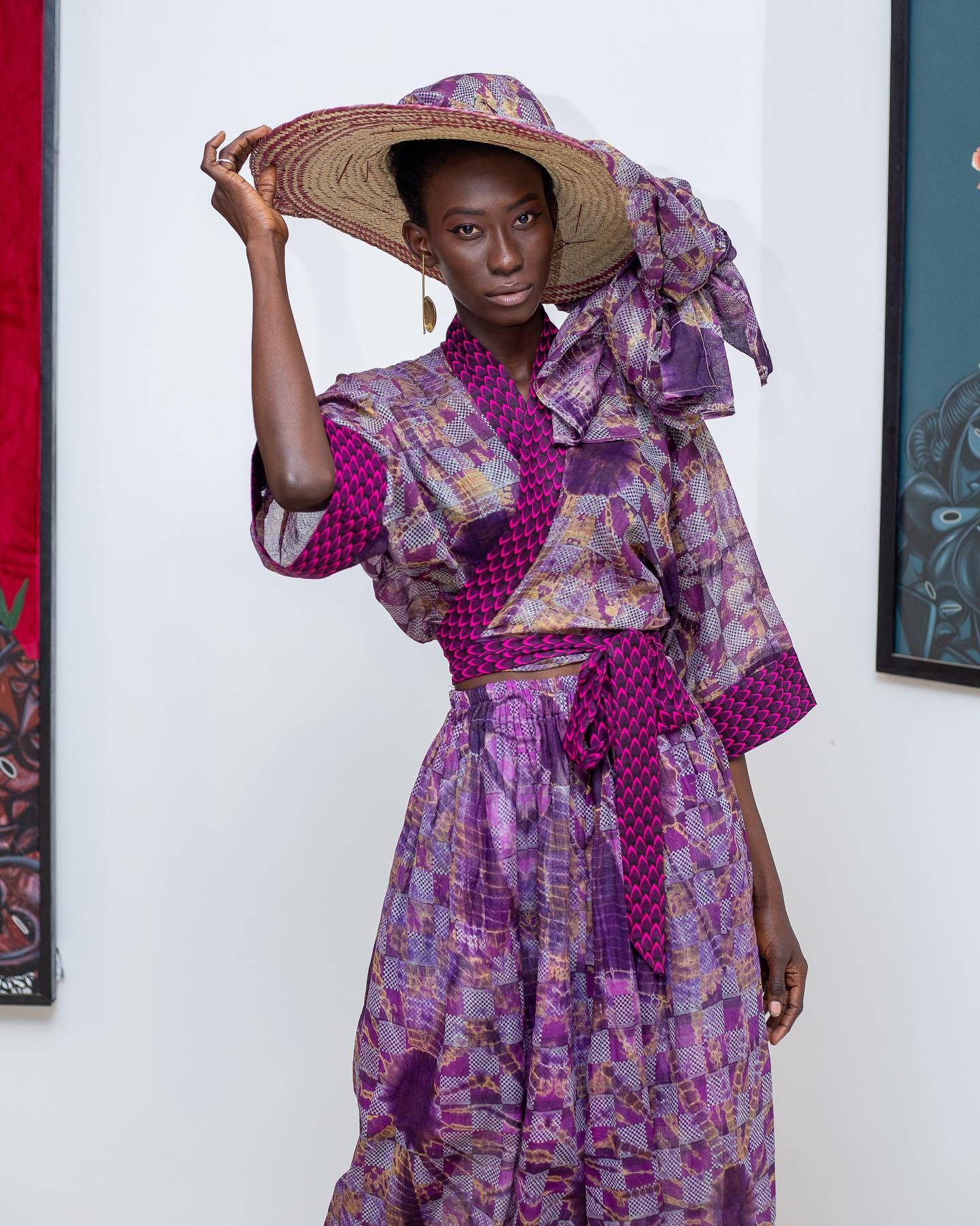Ensemble tie & dye pourpre — chapeau paille signature