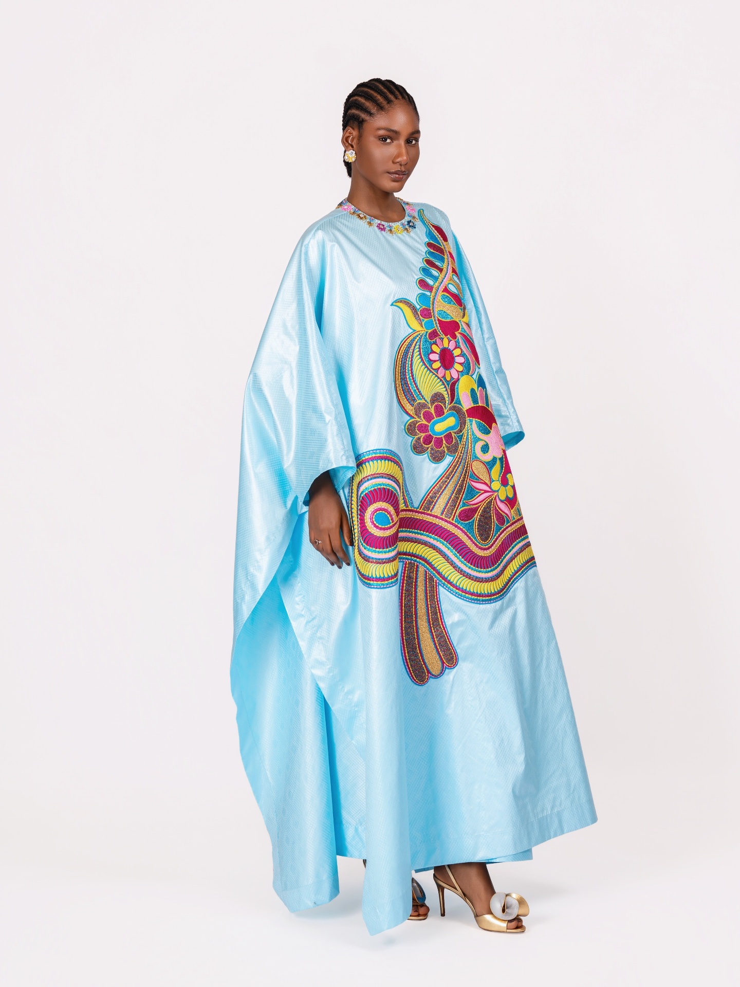 Boubou bleu ciel brodé fleurs multicolores