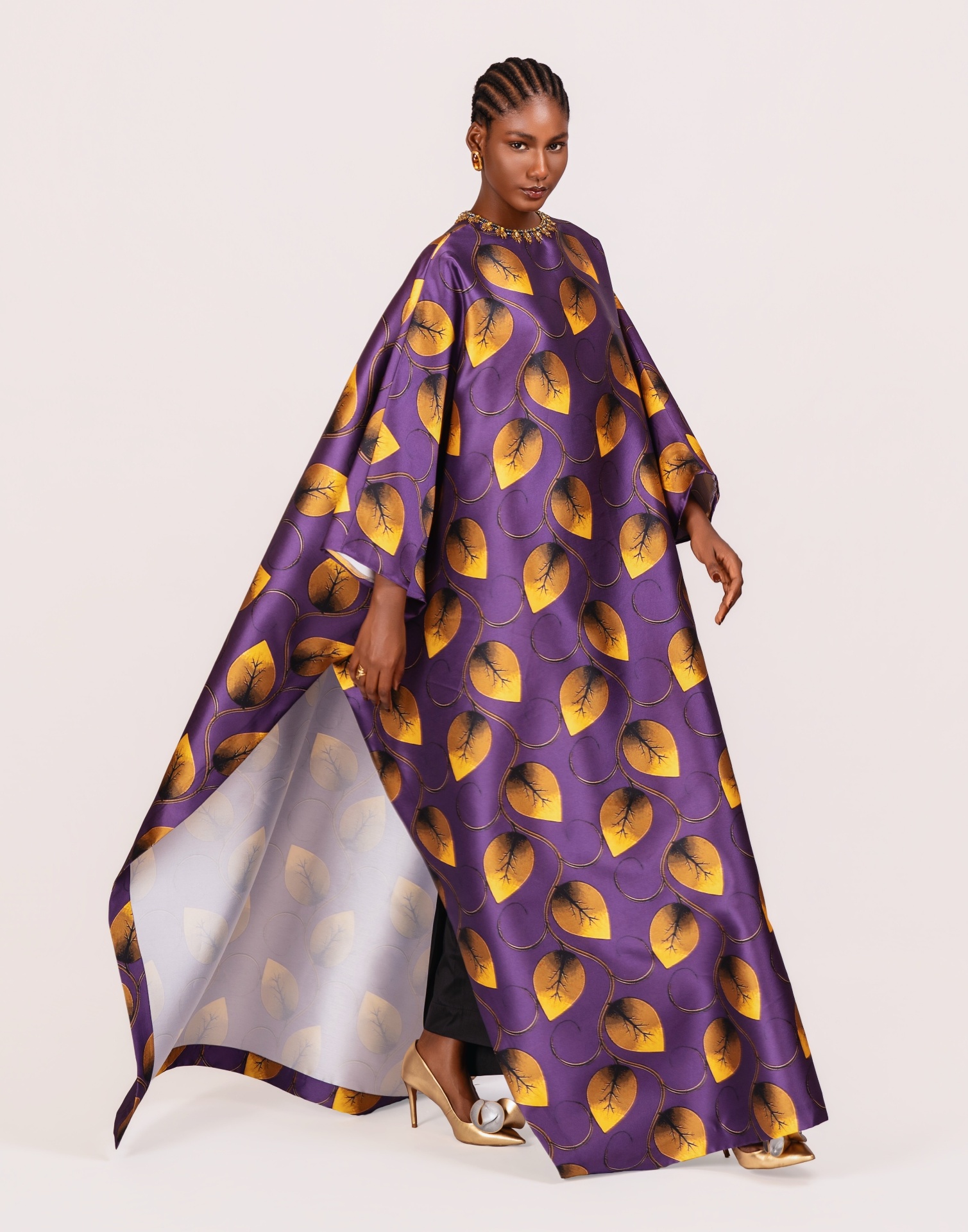 Boubou pourpre à feuilles or, encolure bijou