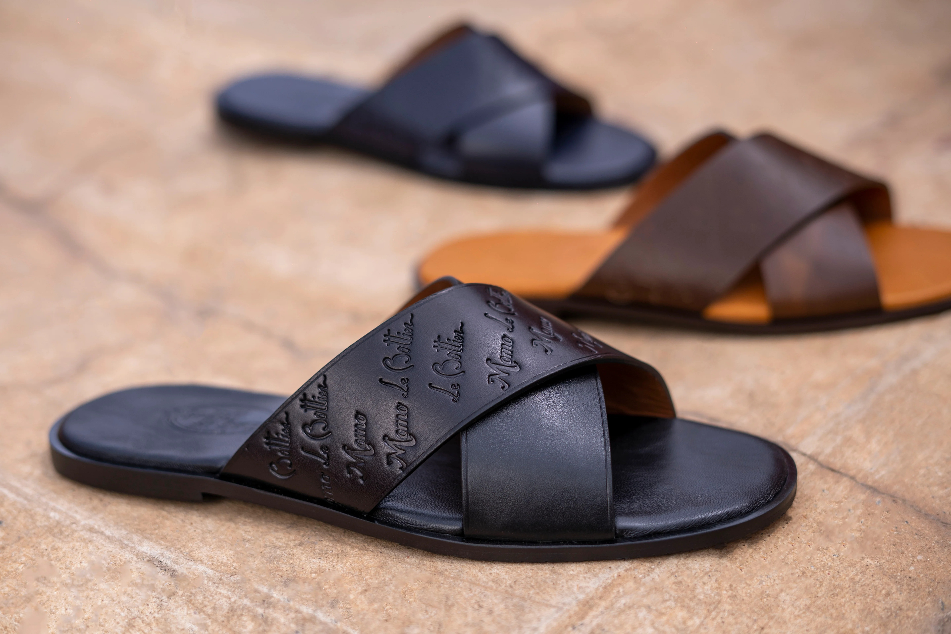Mules croisées gravées — savoir-faire de la maison