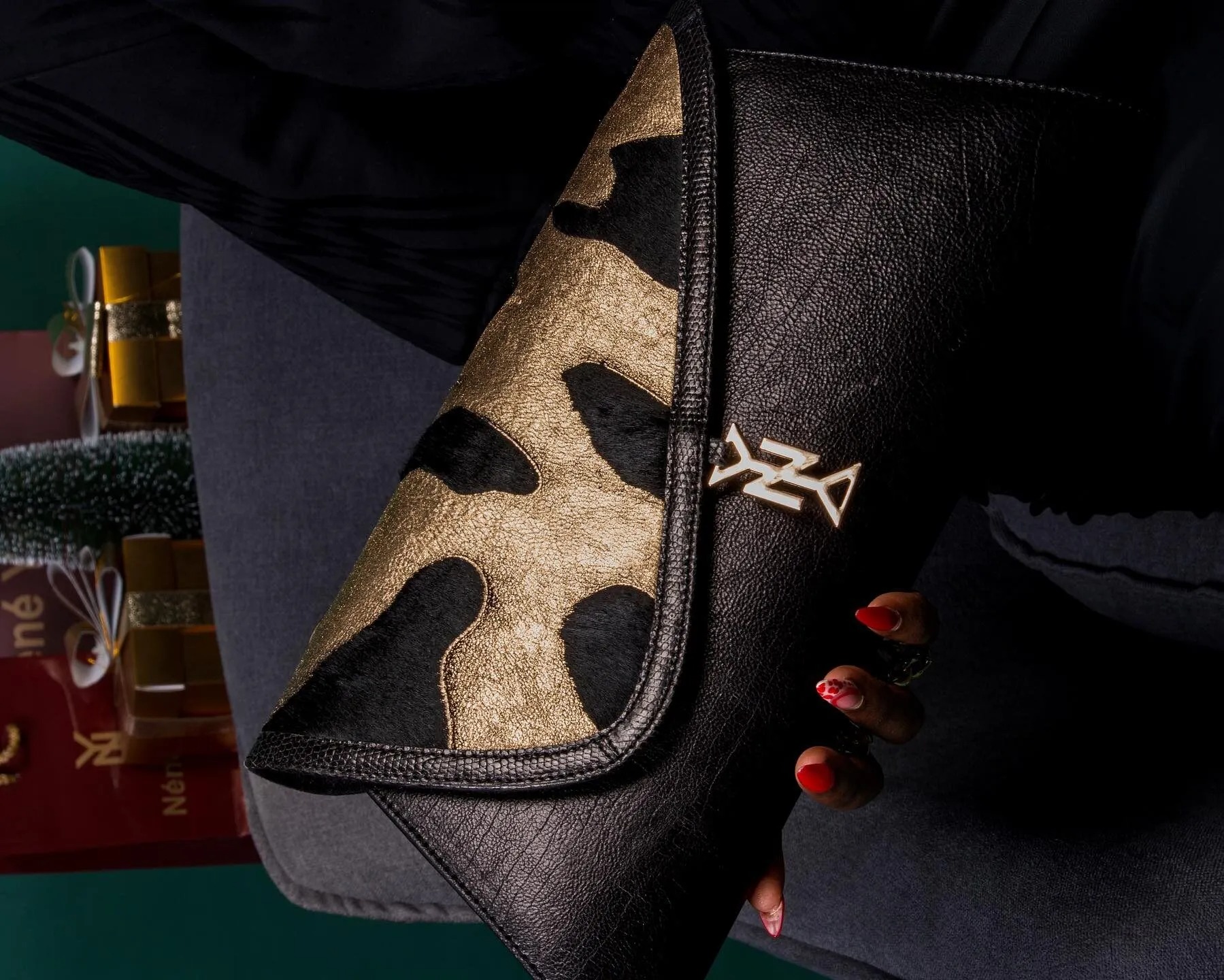 Pochette enveloppe noire — patchwork poulain doré et fermoir monogramme