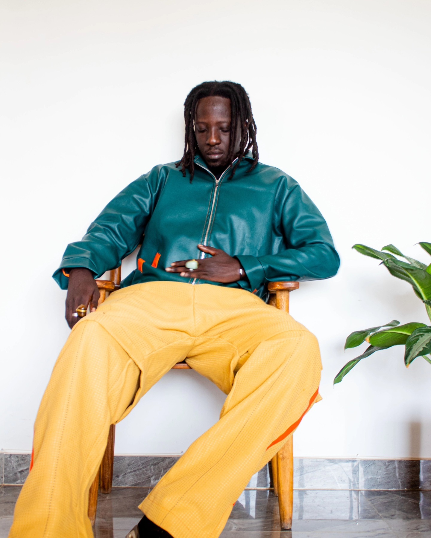 Blouson cuir vert et pantalon ajouré moutarde
