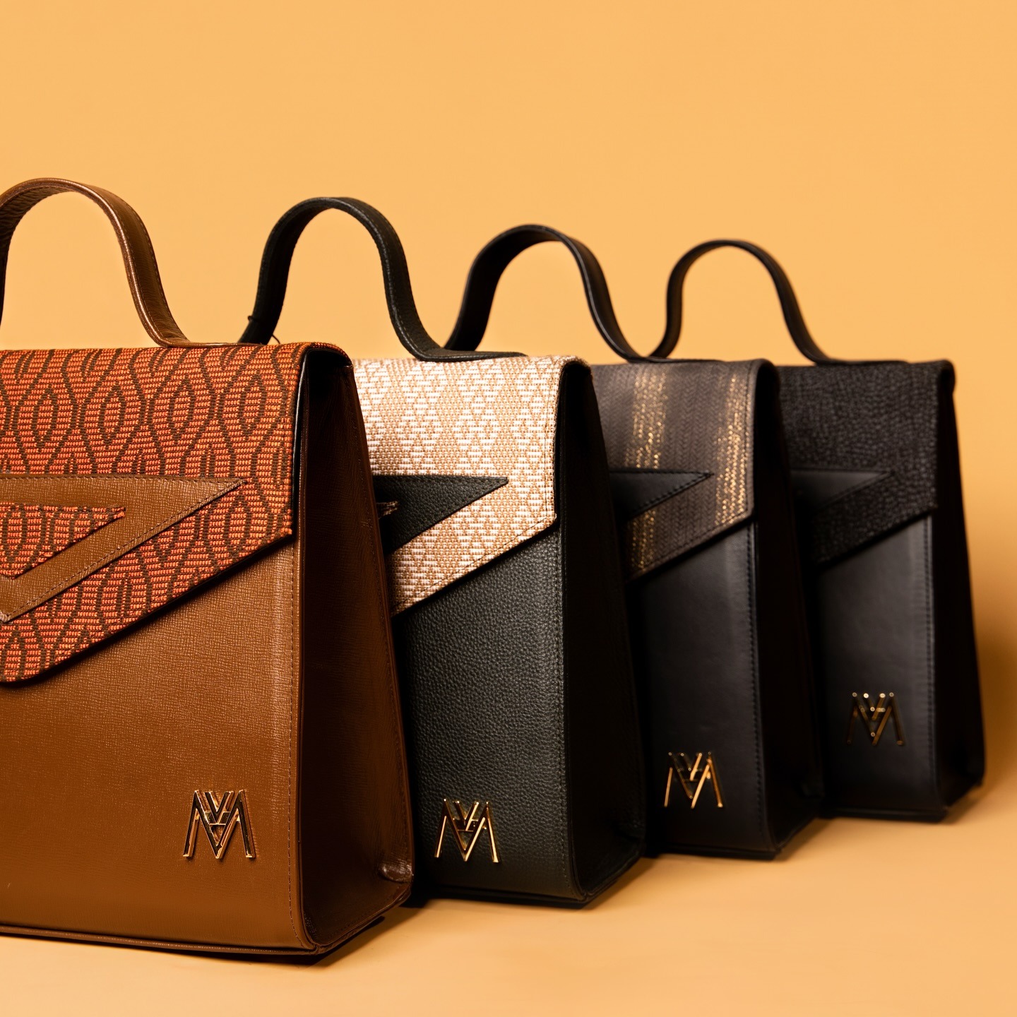 Alignement Trapèze — cognac, sable, or & noir
