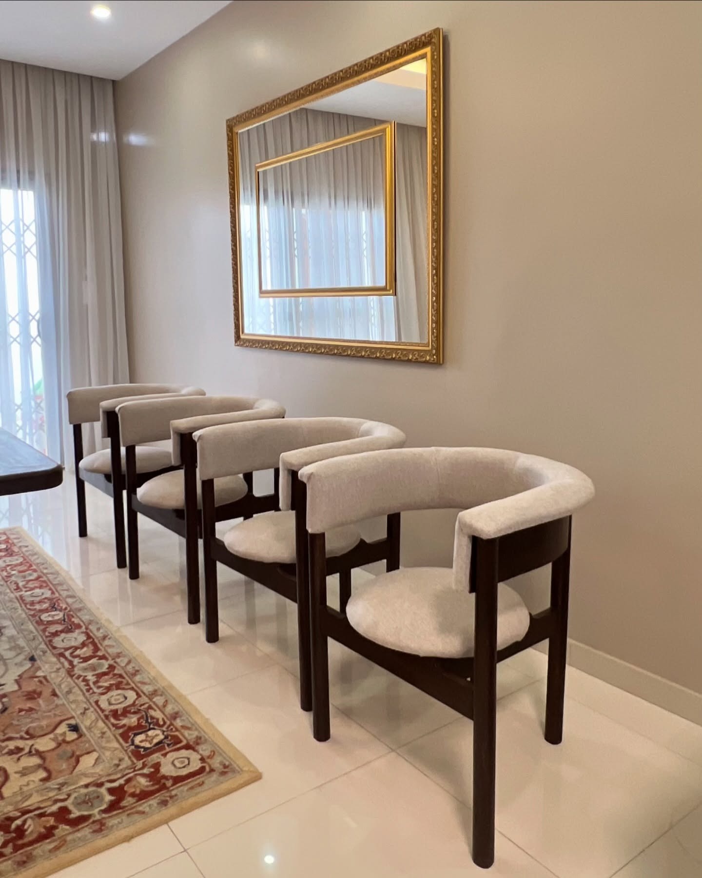 Chaises tonneau bois foncé et lin crème