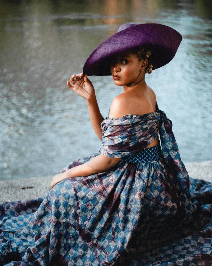 Bustier drapé indigo damier et chapeau prune